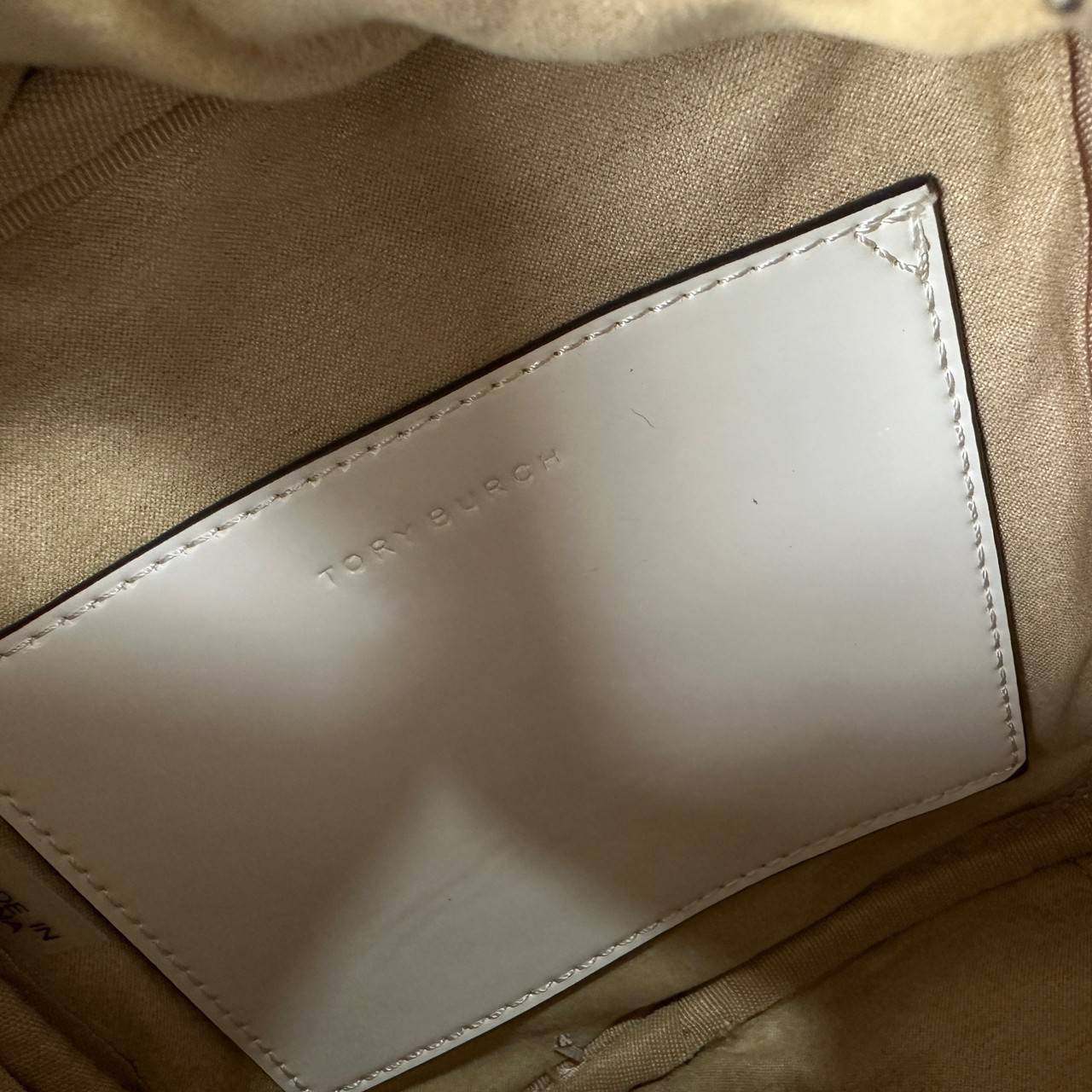 Tory Burch T Monogram Embroidered Patent Cube คอลเลคชั่นใหม่ รุ่นลิมิเต็ดรูปทรงใหม่ T Monogram สุดcube วัสดุหนังแท้ เปิด-ปิดด้วยซิป ภายในกว้าง มีช่องแยก 1 ช่อง สามารถใส่โทรศัพท์มือถือได้ทุกรุ่น สามารถถือหิ้วหรือสะพายได้ สายสามารถถอดและปรับระดับได้คะ