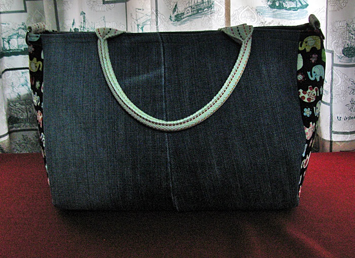 สินค้าหมดค่ะ กระเป๋ายีนส์แบบถือหรือสะพายข้างลายช้างหลากสีค่ะ