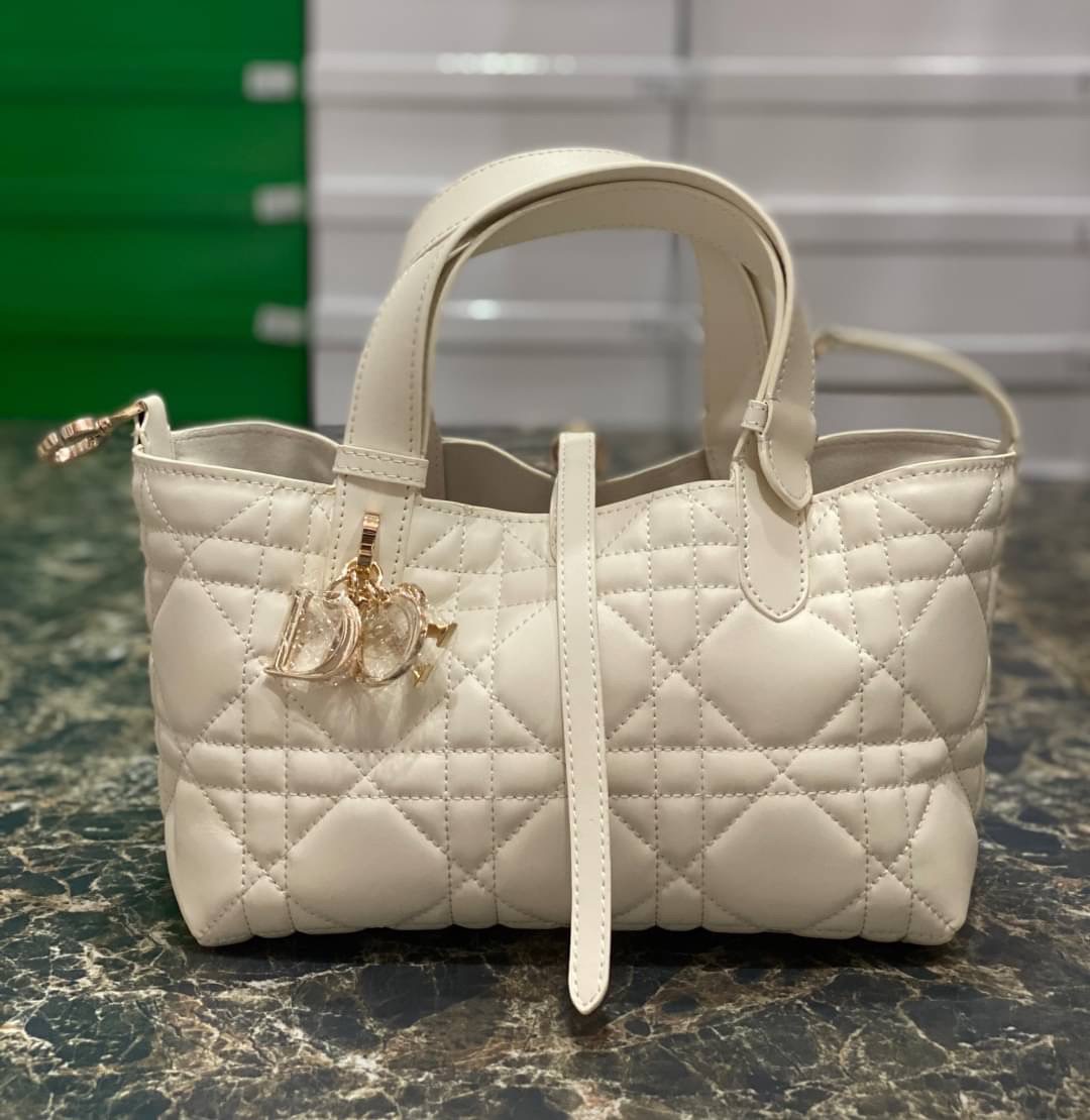 Small 23cm DIOR TOUJOURS BAG Macrocannage Calfskin / DIOR Tote Bag ออริ 1:1 พร้อมส่ง 3 สี กระเป๋าสะพายทรงโท้ท จุของได้เต็มที่ รูปทรงคลาสสิค หนังสวย หรูหราเกินราคา