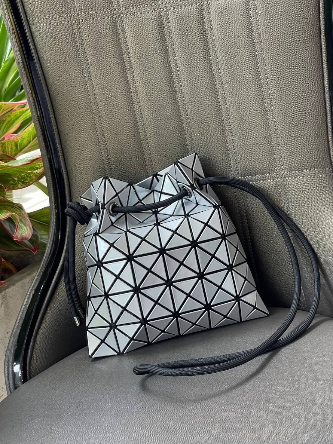 Baobao Issey Miyake Wring Small Bag กระเป๋าสะพายครอสบอดี้พร้อมสายรูดเปิดปิด สามารถปรับความยาวของสายได้ตามสไตล์ความชื่นชอบ ด้วยดีไซน์ทรงน่ารัก เหมาะสำหรับให้สาวๆหยิบใช้ในวันสบายๆ แต่เต็มเปี่ยมไปด้วยความคล่องแคล่ว ไฮไลต์ของซีซั่นนี้คือกระเป๋าที่มาพร้อมกับเช