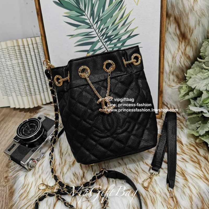 Chanel Crossbody Bag With Chain VIP Gift With Purchase (GWP) รุ่น Limited พรีเมี่ยม Chanel Perfume Counter ทรง Bucket Bag วัสดุหนังคาเวียร์ลายตารางเปิดปิดแบบDrawstringและแถบหนังคาดกลางประดับอะไหล่แบรนด์สีทอง ภายในมีโลโก้และช่อง1ซิป หัวซิปแบรนด์ ใส่มือถือ 