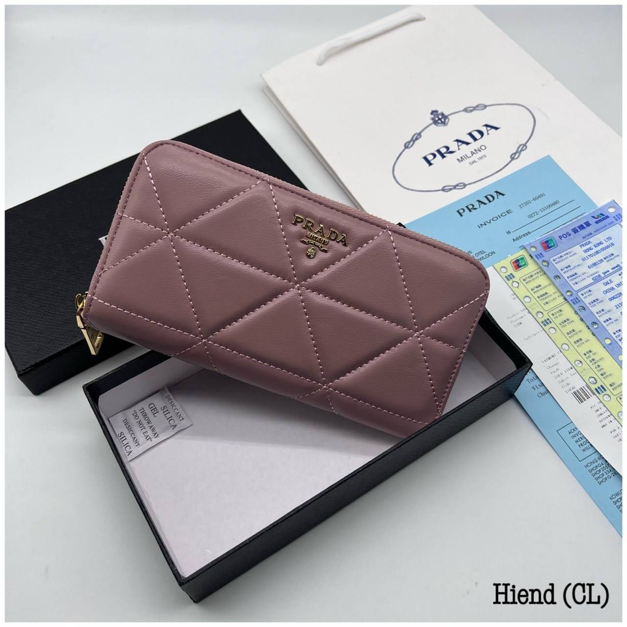 Prada Long Zip Around Wallet กระเป๋าสตางค์ใบยาวซิปรอบ ใช้งานง่าย สวยหรู งานหนังนิ่มฟู ไหล่ทองหรูหรา ด้านในมี 3 ช่องใช้งาน งานจริงคือสวยมาก มาให้สาวๆเลือกใช้กัน 3 โทนสี ราคาดีย์มากกน้าาา สำหรับสาวๆ ที่ต้องการกระเป๋าสวยในราคาสุดคุ้ม!!