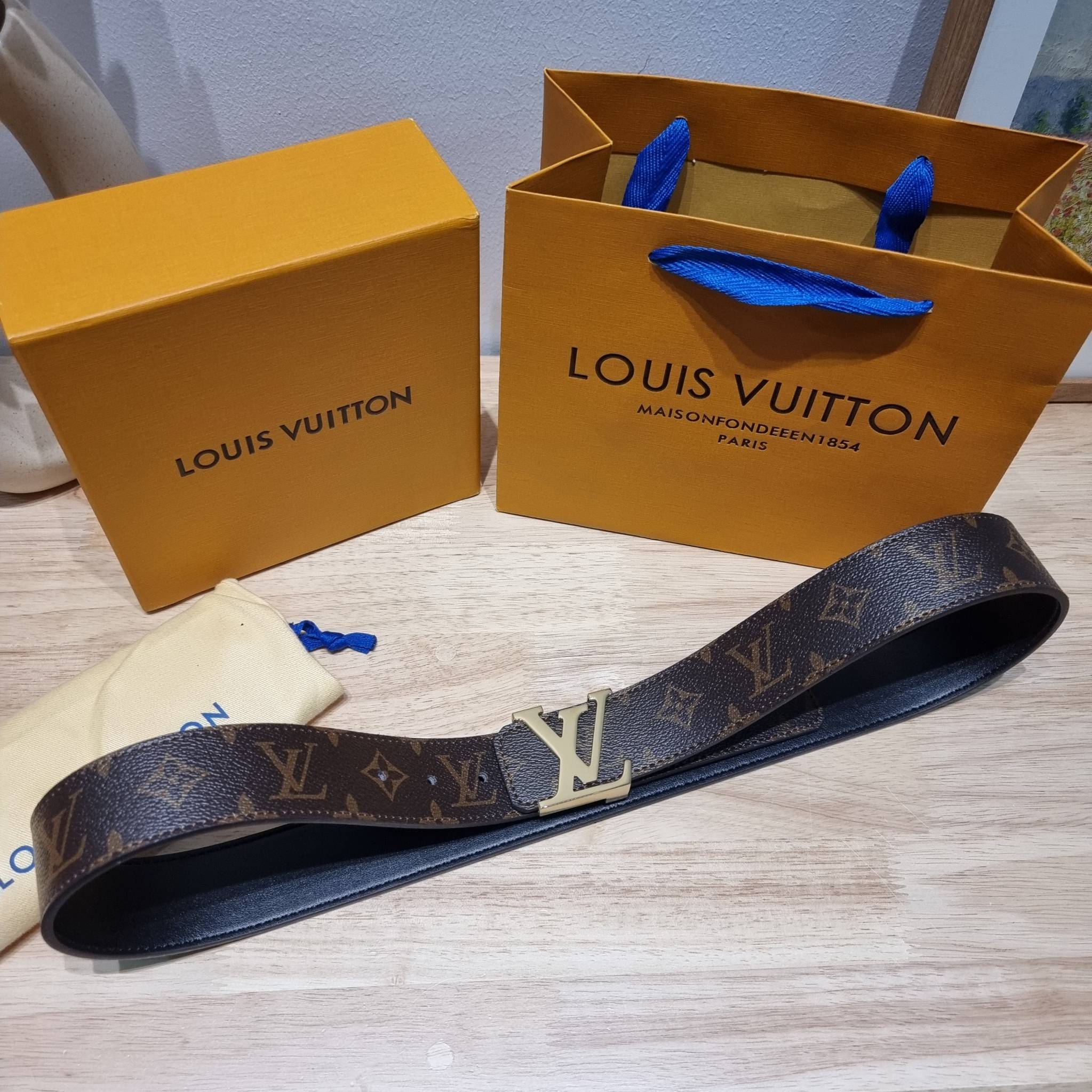LV Belt Monogram / Silver- Gold เข็มขัดสุดคลาสสิค เรียบง่าย ผู้ดี เป็นซิกเนเจอร์ ด้วยดีไซน์ที่เป็นอมตะ หัวเข็มขัด solid steel อะไหล่ทองและอะไหล่เงินโดดเด่น