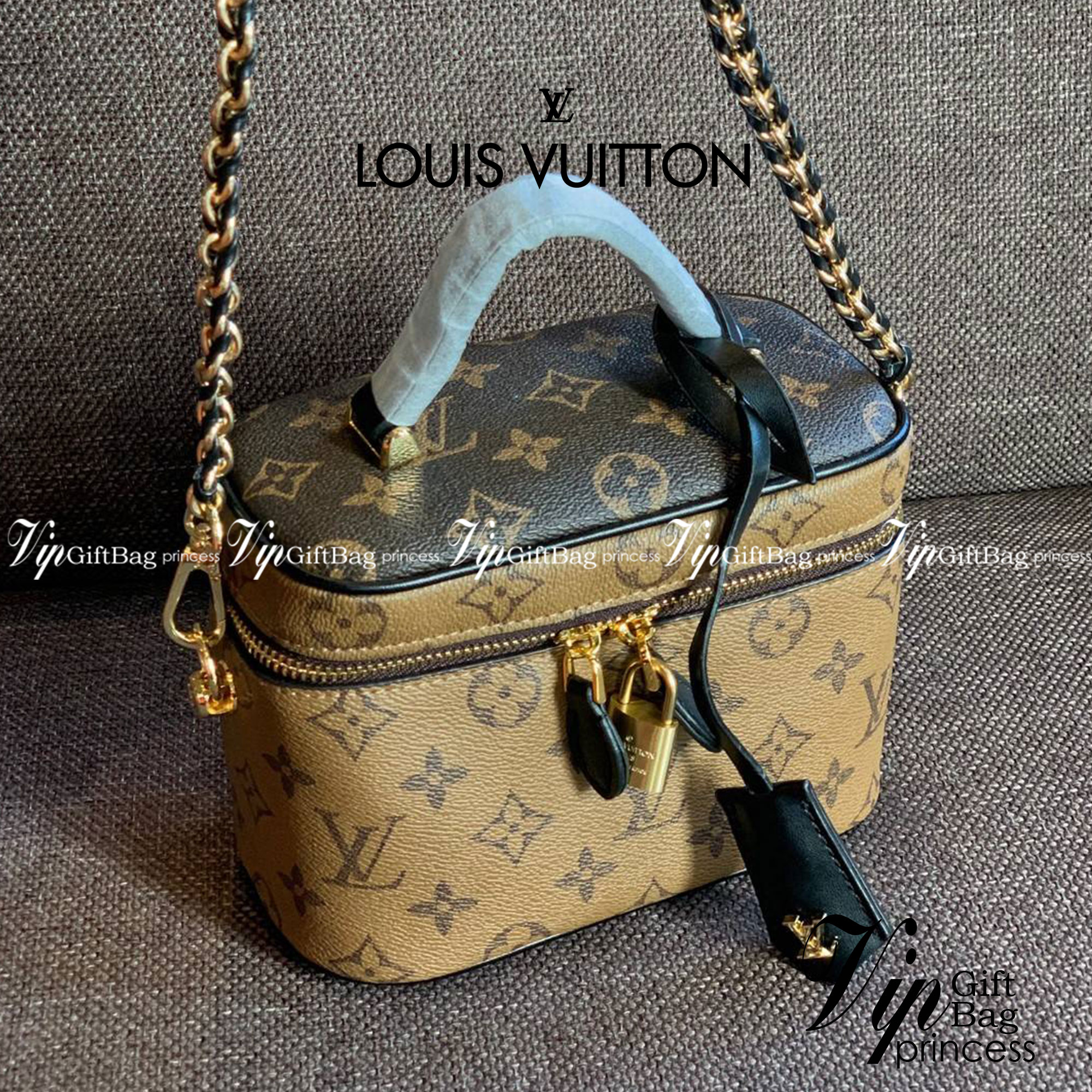 LOUIS VUITTON VANITY PM MONOGRAM 💫พร้อมส่ง จำนวนจำกัด พลาดคือรอนานมากค่ะ! กระเป๋า LV หิ้วก็เริ่ด สะพายข้างก็เก๋ ไม่แพ้กันเลยค่ะ หนังแท้ หนังนิ่มมาก จับแล้วไม่สากมือแข็งทื่อนะคะ! เปิดปิดกระเป๋าแบบซิปคู่รอบห้อยอะไหล่กุญแจแบรนด์พร้อมความหรูเข้ามาเพิ่