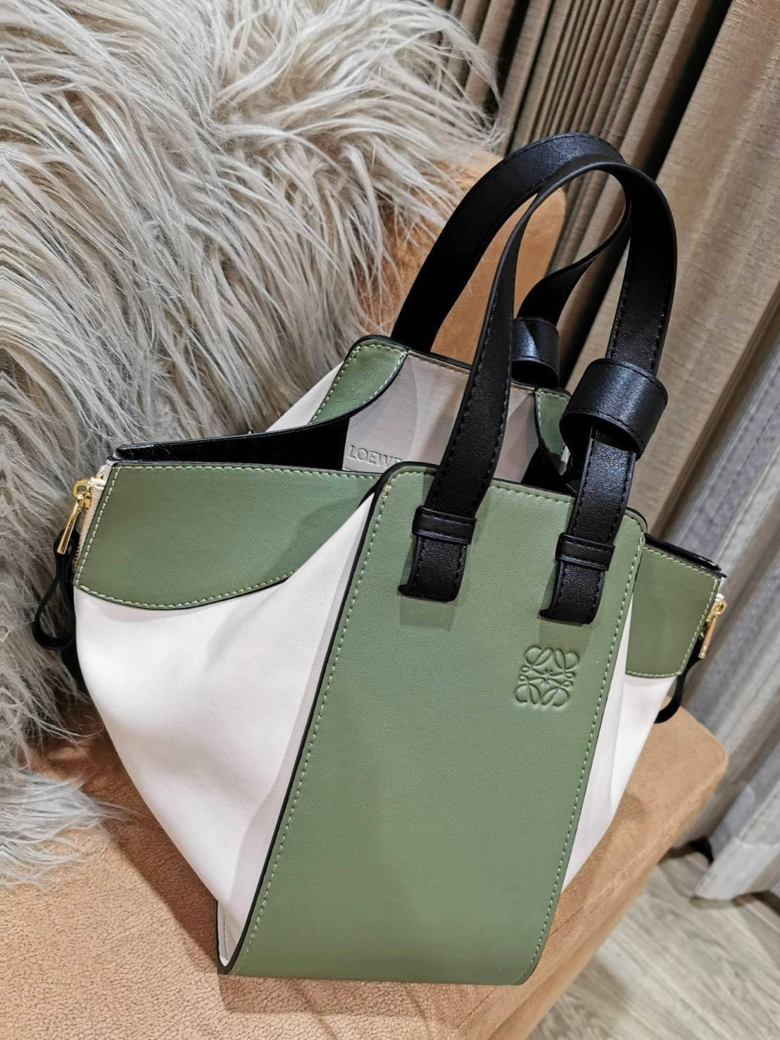 LOEWE HANDLE & SHOULDER BAG GIFT WITH PURCHASE GWP พรีเมี่ยมกิ๊ฟ Limited จาก LOEWE PERFUME DUTYFREE รุ่น Rare items สุดๆวัสดุหนังแท้ Calfskin หนังสวยดีไซน์มีเอกลักษณ์ ใบใหญ่กำลังดี น้ำหนักเบา สามารถปรับได้หลายทรงไม่จำเจ ด้านข้างมีซิปปรับขยายได้ ภายในโล่งก