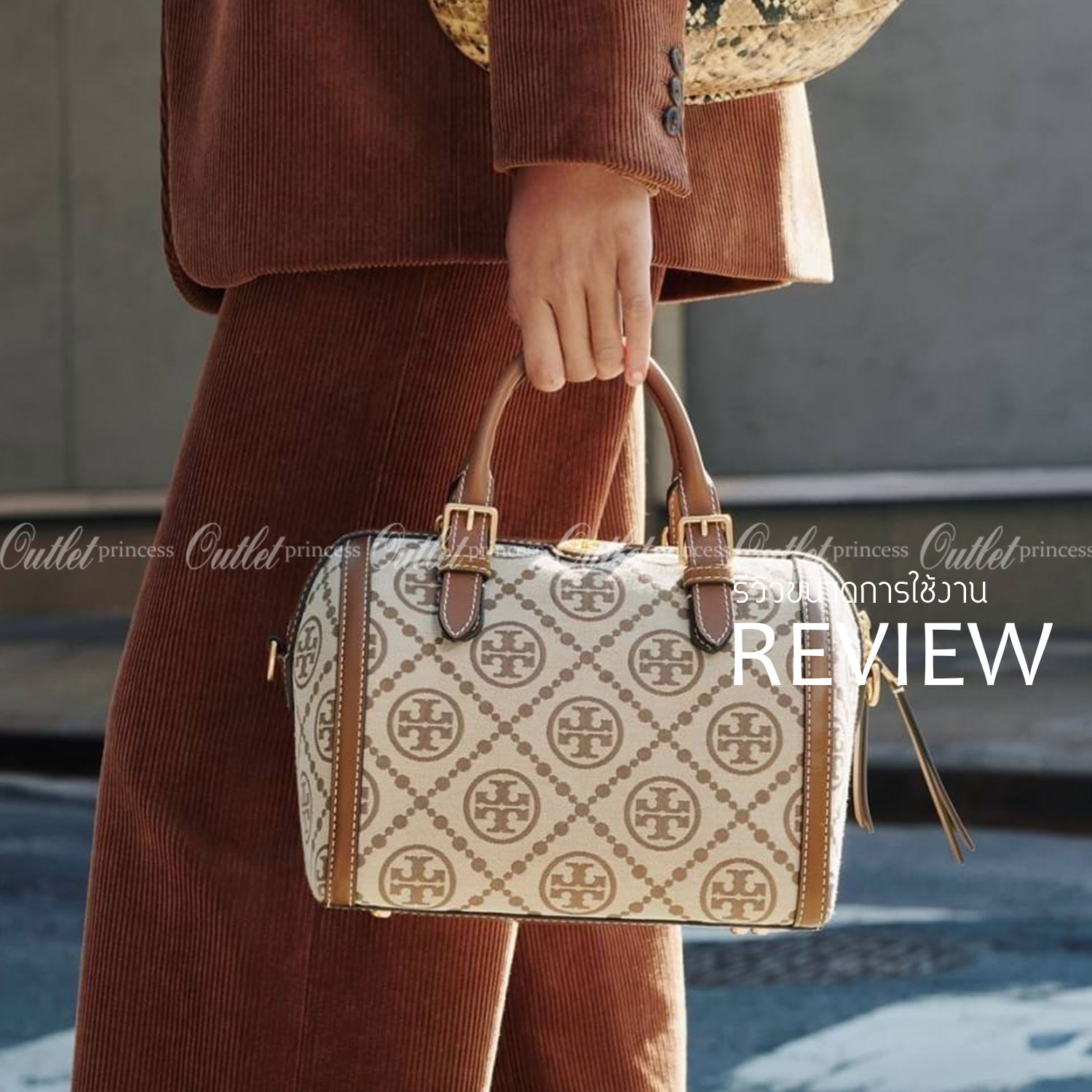 Large: Tory burch T Monograme Jacquaed Duffle เป็นทรงกระเป๋าที่มีความฮอตฮิตตลอดกาล ด้วยรูปทรงคลาสสิคและเหมาะใช้งานเข้ากับทุกสถานการณ์ ไม่ว่าจะเป็นกระเป๋าสะพายไหล่ เพิ่มความคล่องตัวและเข้าได้กับทุกลุค ไม่ว่าจะเป็นวันสบายๆ หรือวันที่ต้องออกไปทำกิจกรรมลุยๆ ห