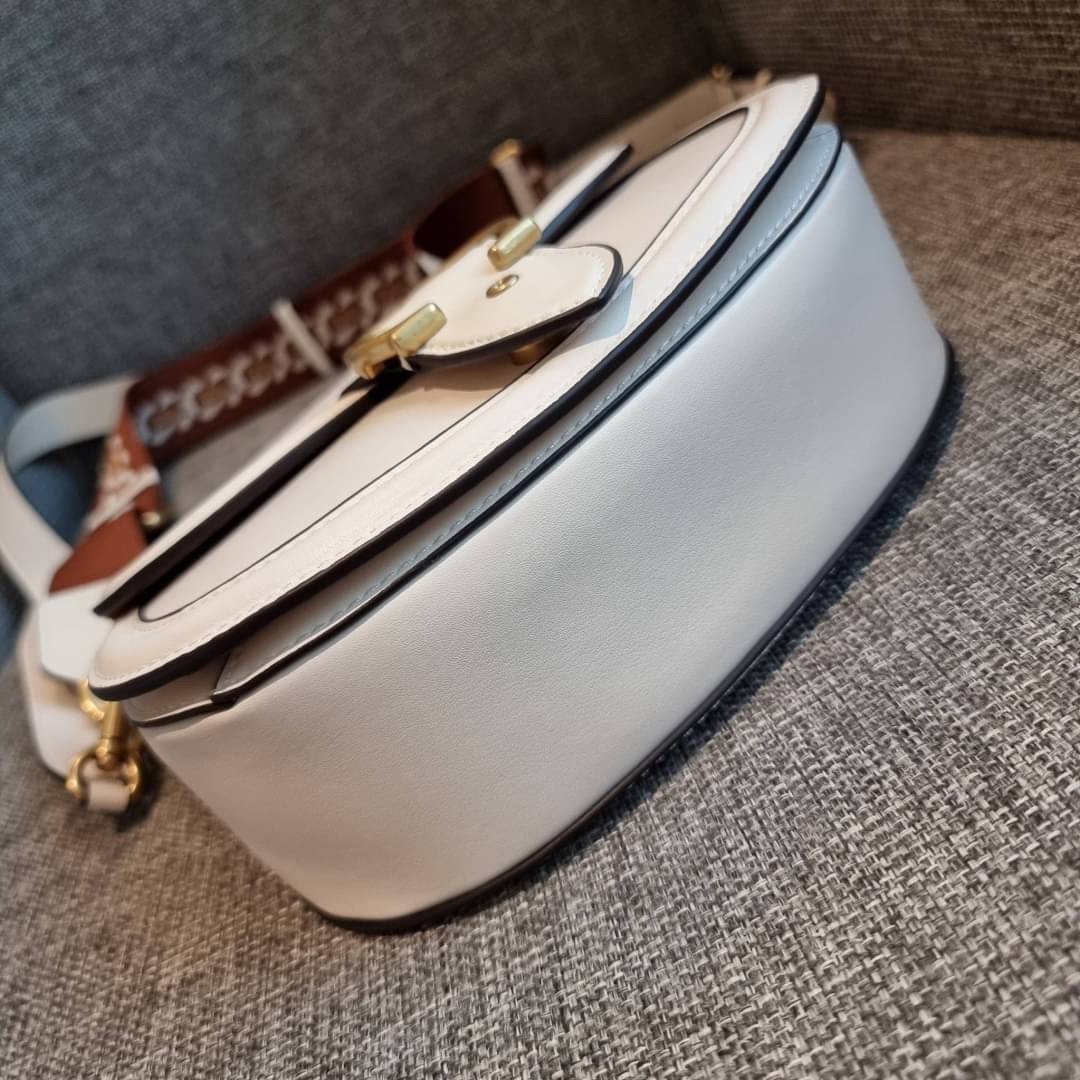 COACH C0749 BEAT SADDLE BAG The best item! ที่สาวๆรอคอย! ฮอตไฟลุก! สีหายาก ละมุนคุณหนู คอลเลคชั่นใหม่ ดีไซน์หรูหรา พิเศษมากๆมาพร้อมสายสะพาย 2 เส้น ใช้คู่กันหรือแยกสะพายก็สวยครบสูตร กระเป๋าสะพายทรง saddle คลาสสิค วัสดุหนัง glove-tanned ทนทาน เปิด-ปิดด้วยกร