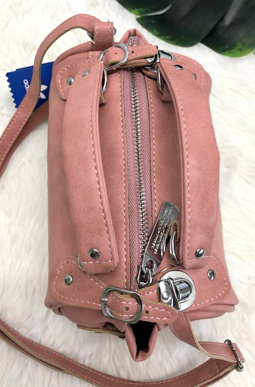 Adidas mini shoulder bag and messenger bag 2018 พร้อมส่งล็อตราคาพิเศษ พร้อมสีใหม่ล่าสุด !! กระเป๋าสะพายข้างแนว Sport วัสดุ pu หนังนิ่ม น้ำหนักเบาค่ะ ใช้ได้ทั้งด้านหน้าและหลัง ตัวกระเป๋าสกรีนโลโก้แบรนด์ เปิดปิดกระเป๋าแบบซิป ภายในโล่ง กว้างสามารถใส่มือถือได