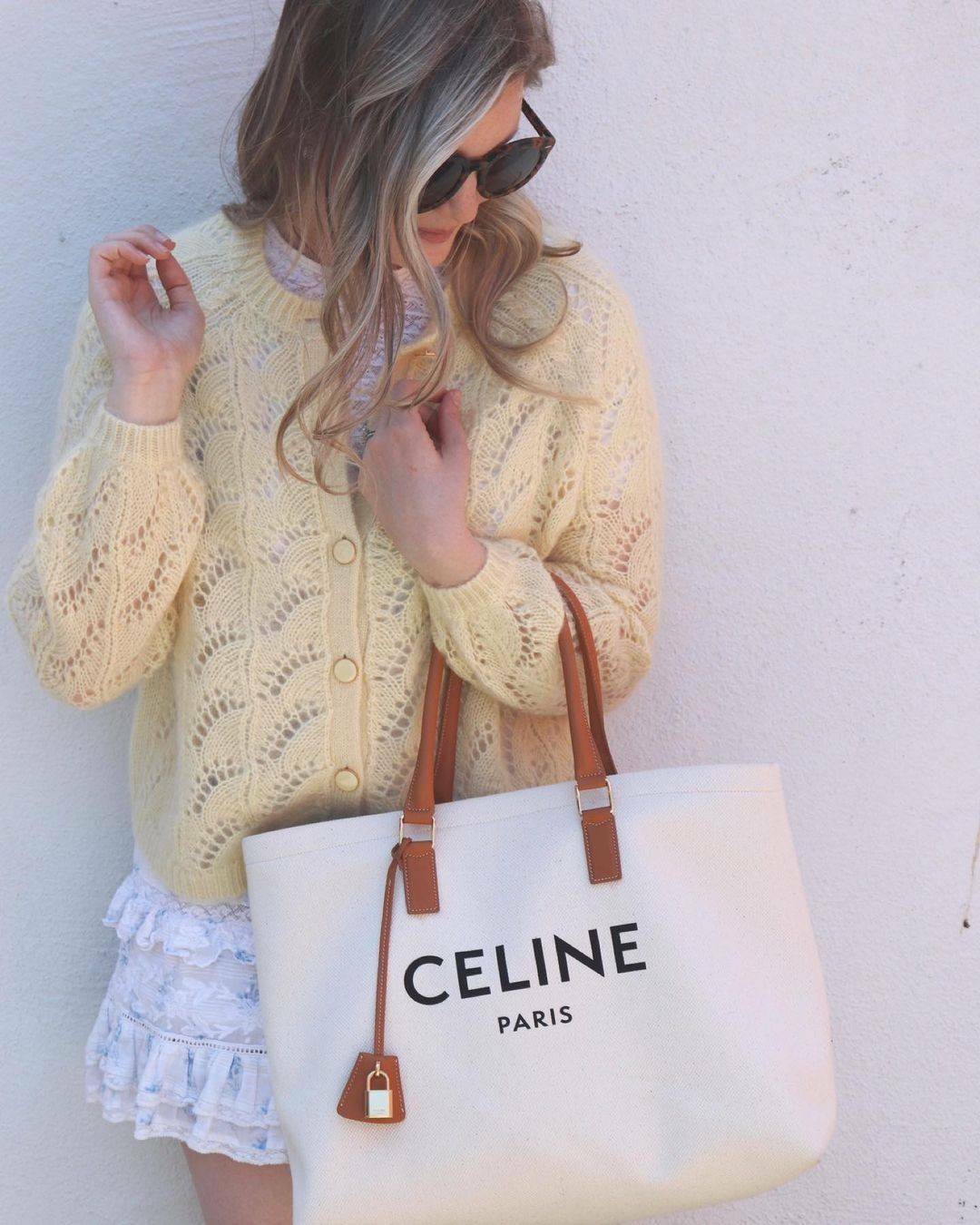 CELINE PHANTOM TOTE BAG VIP GIFT WITH PURCHASE (GWP) พรีเมี่ยมกิ๊ฟ Limited Edition จาก CELINE PERFUME DUTYFREE COUNTER วัสดุ Canvas & Grained cowhide ดีไซน์ทรง Shopping ขนาดใหญ่กำลังดี เนื้อหนาแข็งแรง น้ำหนักเบา โดดเด่นที่ห้อยTagแม่กุญแจอะไหล่ทองสามารถใช้