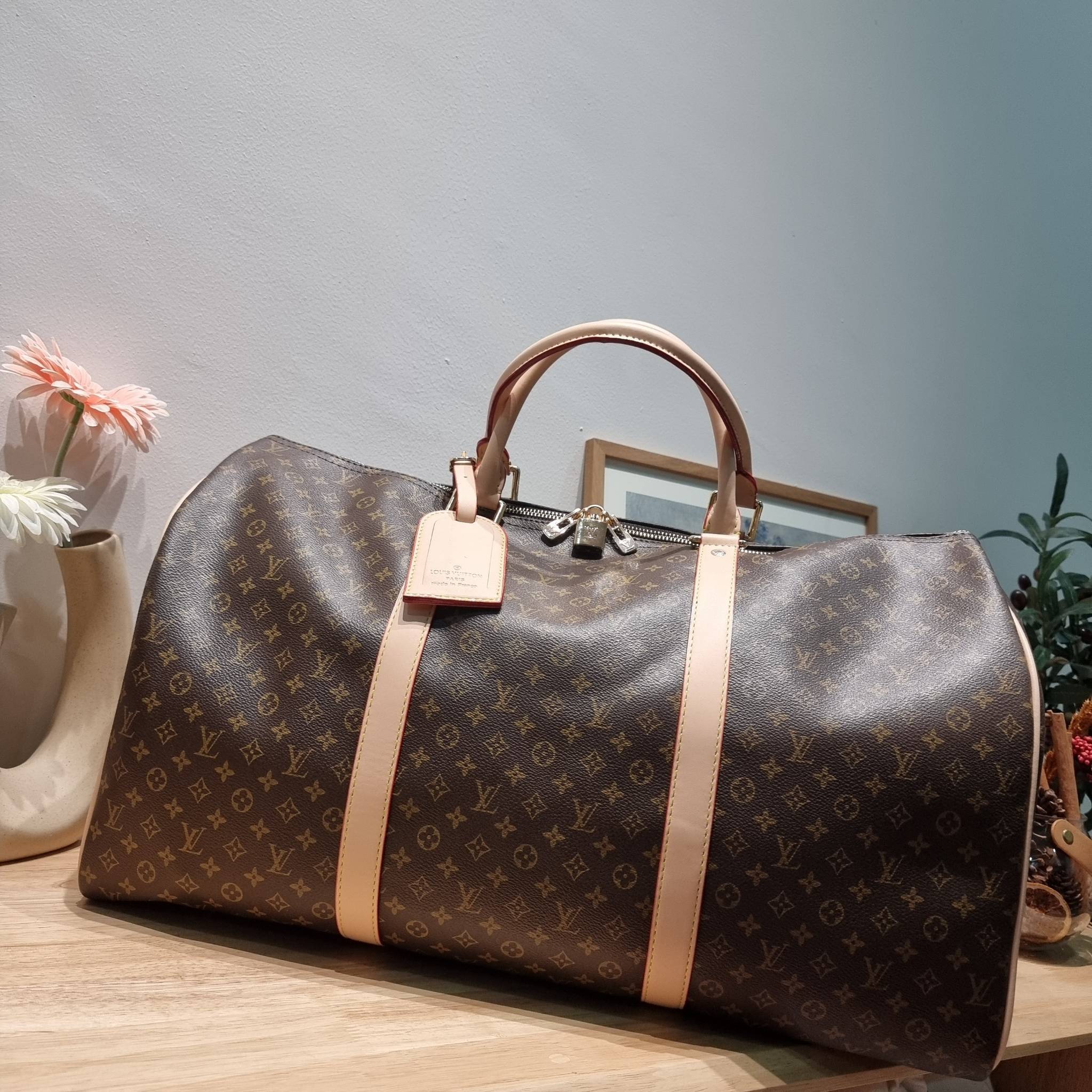 LV KEEPALL BANDOULIERE กระเป๋าเดินทางสุดคลาสสิค ทึ่ใครๆก็เฝ้ารอ ไอเท็มที่จะทำให้การเดินทางไม่ธรรมดาอีกต่อไป ด้วยดีเทลความเป็นเอกลักษณ์ เรียบแต่หรู วัสดุหนังแคนวาสคุณภาพดี ลวดลายโมโนแกรม เปิด-ปิดด้วยซิปแน่นหนา มีกุญแจล็อคได้ มีสายสะพายครอสให้ ภายในโล่งกว้า