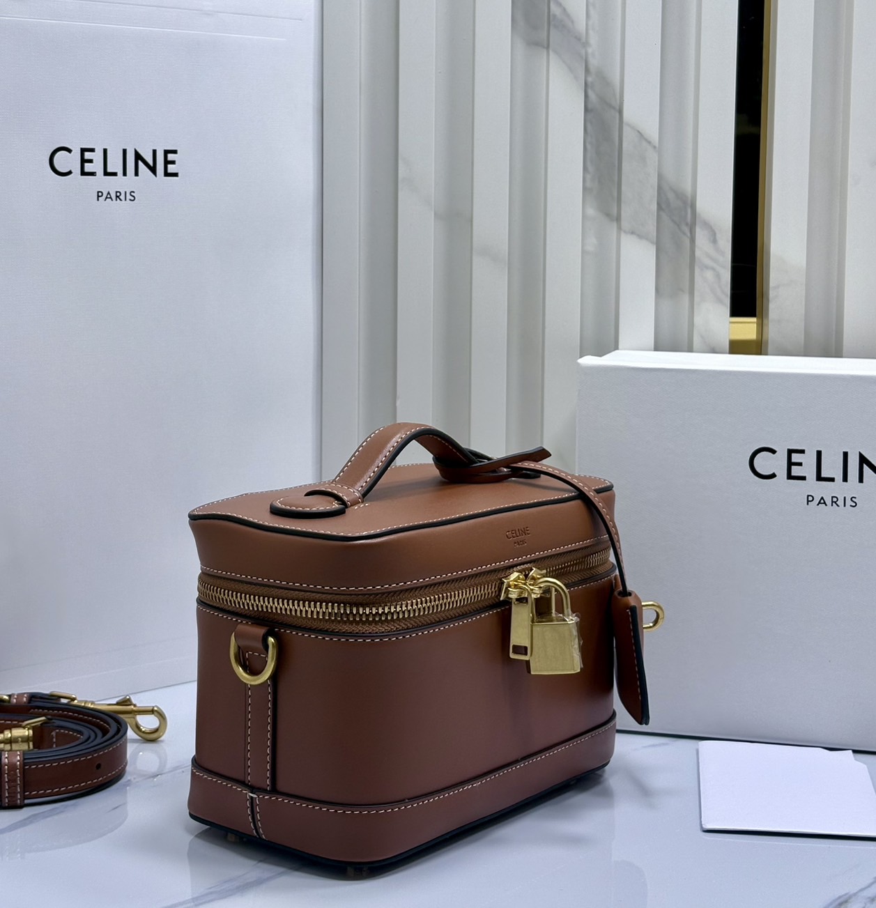 ORI หนังแท้ | CELINE VANITY BAG พลาดไม่ได้เลยกับคอลสุดคิ้ว กับกระเป๋าถือ/สะพายได้ทรงกล่อง ใช้สะพายได้ทุกวันอย่างคล่องตัวดีไซน์ใหม่สวยลาสสิค