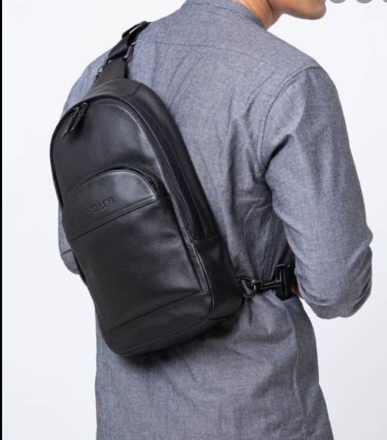 COACH CHARLES PACK ((49312)) กระเป๋าคาดด้านหลัง//หรือคาดอกด้านหน้า รุ่นนี้ใช้หนังแท้ชั้นดี หนังนิ่ม สัมผัสแล้วหลงรักในความนิ่มแน่นอน ด้านหน้ามีให้หนึ่งข่องซิป ช่องหลักแบบซิปคู่ ภายในโล่งลึกใส่สัมภาระจำเป็นในชีวิตประจำวันได้อมีช่องโล่งให้ใส่ของจุกจิกหนึ่งช