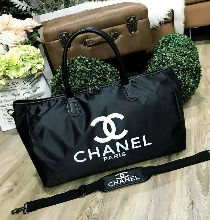 CHANEL Large Travel Bag กระเป๋าเดินทางของเเท้จาก Chanel Perfumes Counter VIP Gift With Purchase วัสดุ NYLON & Polyester 100% เนื้อหนาสีดำด้านหน้าสกรีนโลโก้ ใบใหญ่จุใจค่ะสามารถใส่เสื้อผ้ารองเท้า เอกสาร ของใช้ได้เยอะ น้ำหนักเบา กันนำ้ดูแลรักษาทำความสะอาดง่า