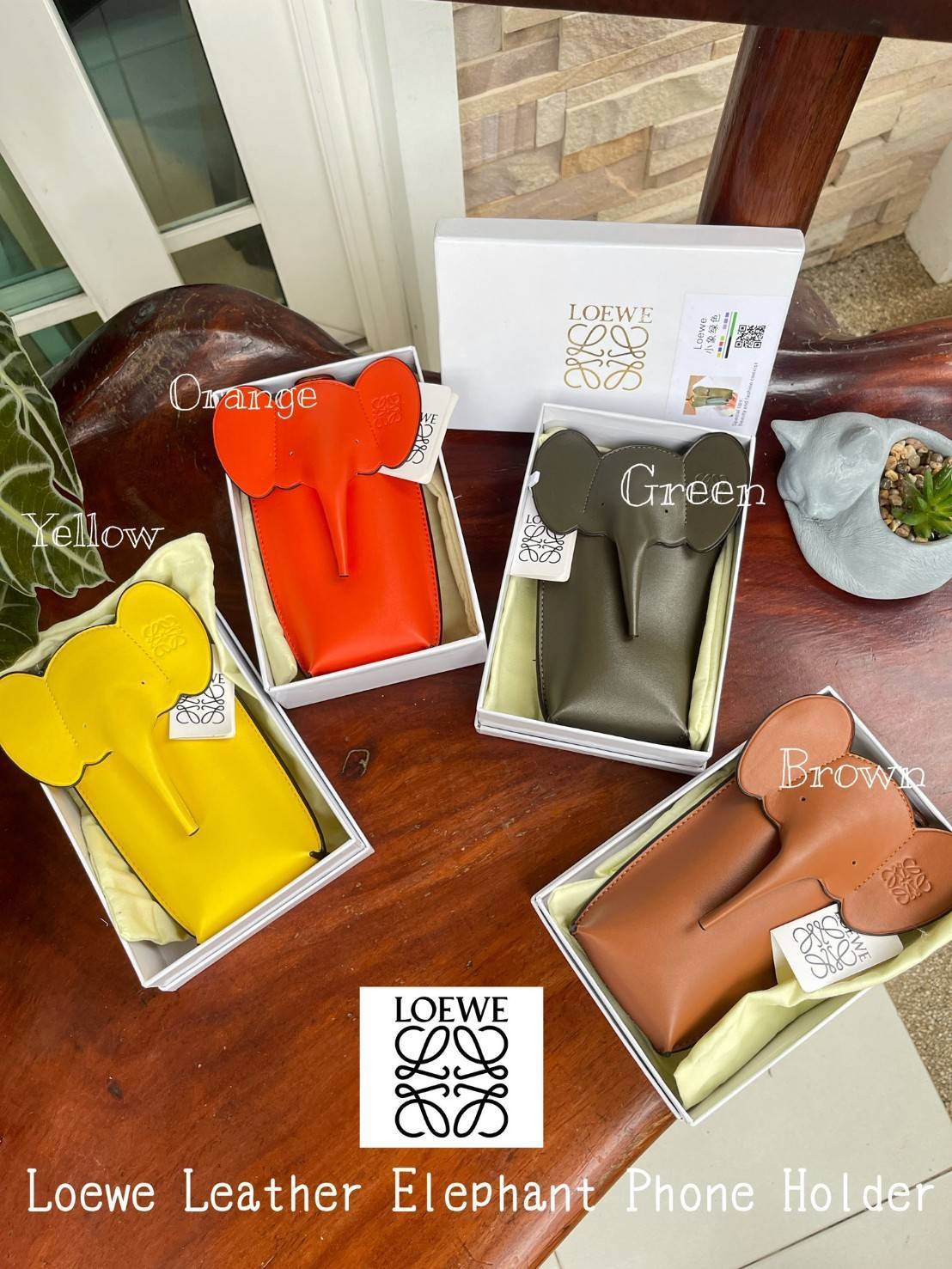 Loewe Leather Elephant Phone Holder แบรนด์หรูจากประเทศสเปนอย่าง โลเอเว่ (LOEWE) หลายๆคนคงนึกถึงกระเป๋ารูปทรงช้างขนาดเล็ก ที่เป็นเหมือนหนึ่งในซิกเนเจอร์ของแบรนด์ มีทั้งแบบสะพายข้าง แบบถือ รวมไปถึงในแบบเครื่องหนังชิ้นเล็กอย่างกระเป๋าใส่มือถือรุ่นนี้ ผลิตจาก