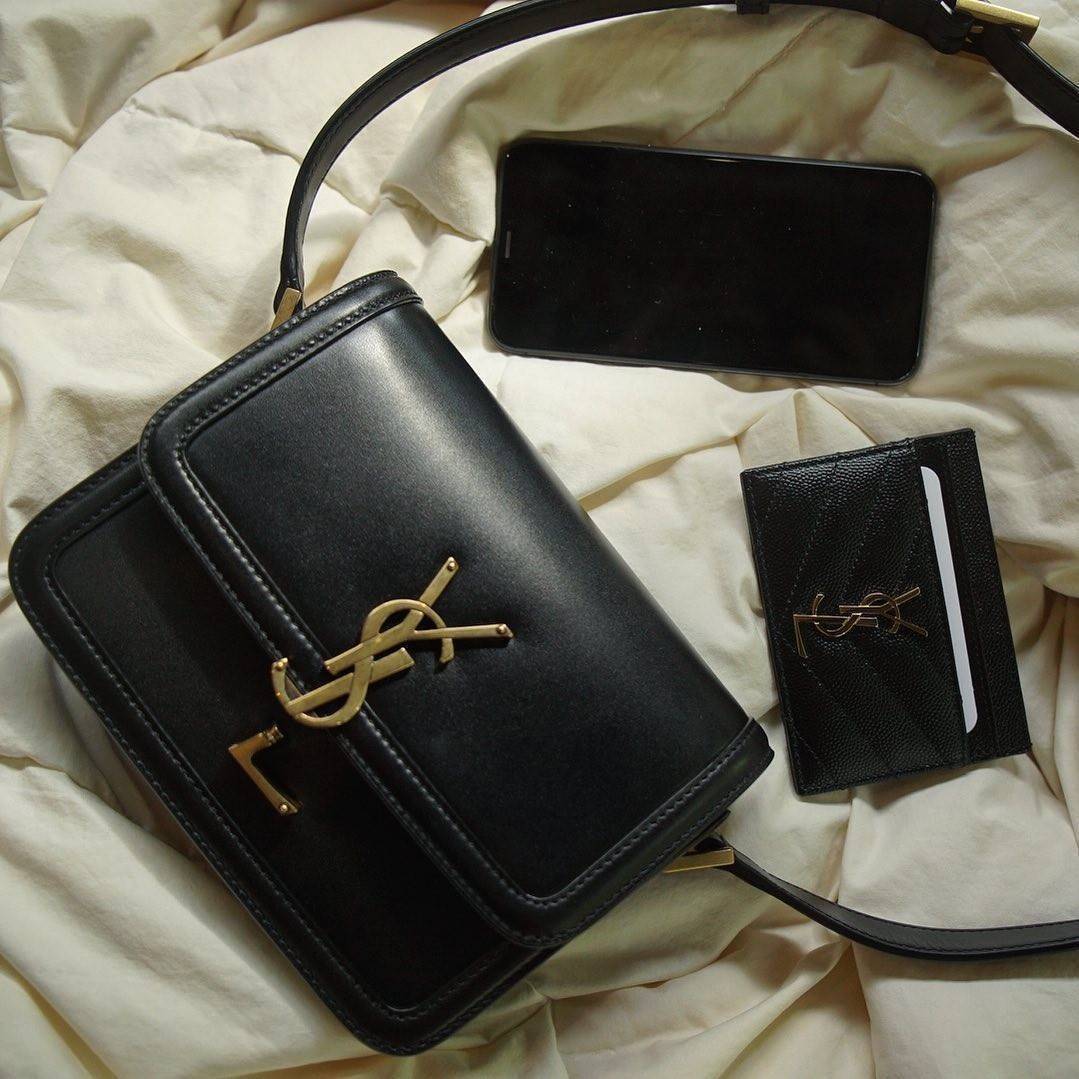 YVES SAINT LAURENT YSL BAG VIP GIFT WITH PURCHASE (GWP) พรีเมี่ยมกิ้ฟ Limited Edition จาก YSL DUTY FREE COUNTER วัสดุหนังแท้ Calfskin ทรงสี่เหลี่ยมหนังสวยหรูอยู่ทรงเปิดปิดด้วยฝาปิดโลโก้แบรนด์อะไหล่ทอง ภายในโล่งมีช่องหลัก และช่องย่อยสามารถใส่มือถือของใช้จุ