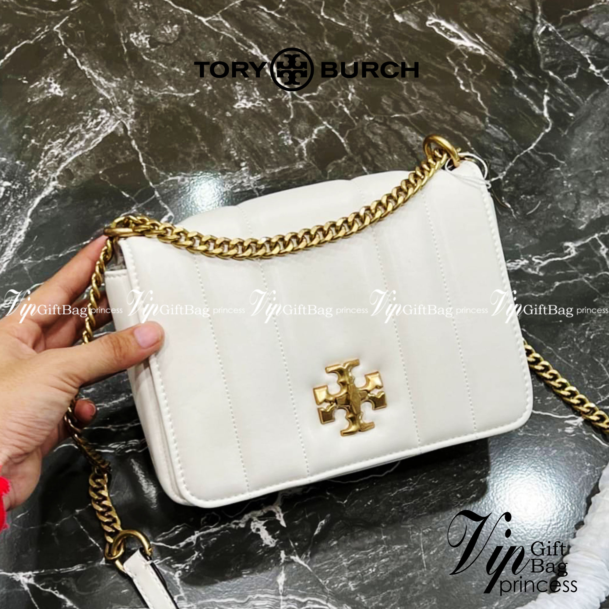 Tory Burch Our Kira shoulder bag with beveled turn-lock hardware พร้อมเสิร์ฟสีคลาสสิค กระเป๋าถือ/สะพาย ทรงสวย สะพายคล่องตัว ดีไซน์เส้นคมสวยหรู สัมผัสดีงาม นิ่มมือ เปิด-ปิดด้วยอะไหล่บิดล็อค ภายในเป็นช่องโล่ง สะพายไปไหนก็สะดวก แนะนำสวยก่อนใครได้ที่นี่ จัดไป