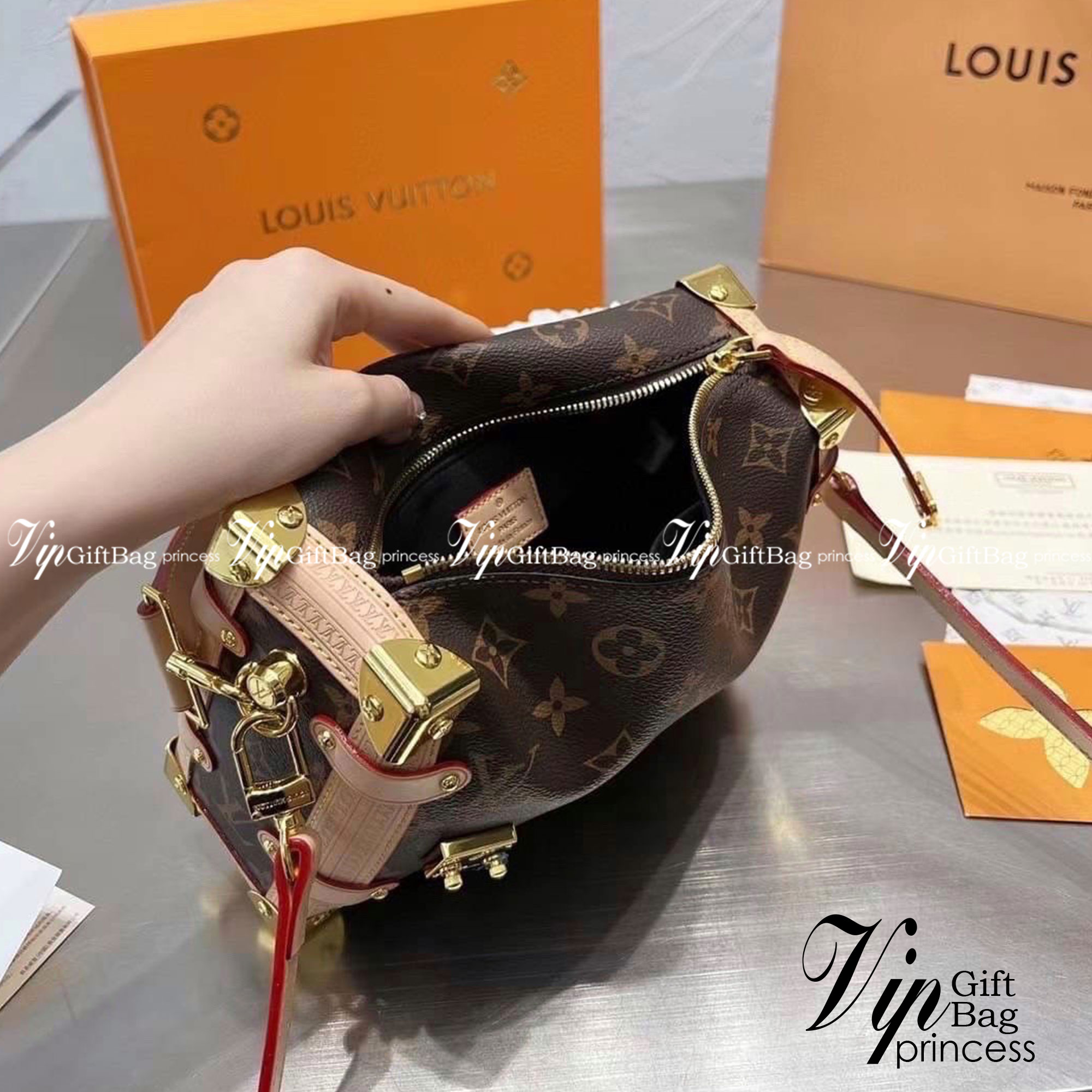 LV Side trunk pm / LV Soft Box Side Trunk Ladies Shoulder Messenger Bag กระเป๋าสะพายทรงกล่อง ที่สาวๆเรียกร้อง วัสดุหนังแคนวาส ดีไซน์ทุกอย่างได้ลงตัว หรูหรา อัพลุคได้ทุกสไตล์ ราคาสุดคุ้ม รุ่นนี้เป็น unisex ด้วยน้า ใช้ได้ทั้งหนุ่มๆและสาวๆไปเลย