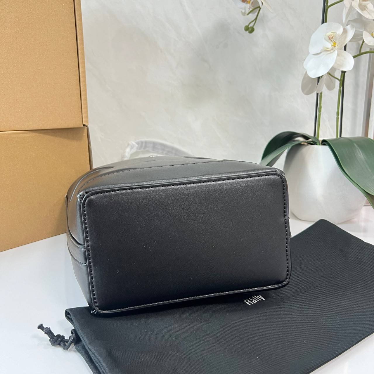 Rally The Bag Whisper กระเป๋าทรงบัคเก็ตงานหนังรุ่นใหม่ ฮอทติดลมบน มาแรงสะพายกันทั่วบ้านทั่วเมือง สายแบกสายขนห้ามพลาดจุของได้เยอะ รุ่นหนังผิวสัมผัสนิ่มมือ ทนทานและจุสิ่งของได้ครบครัน