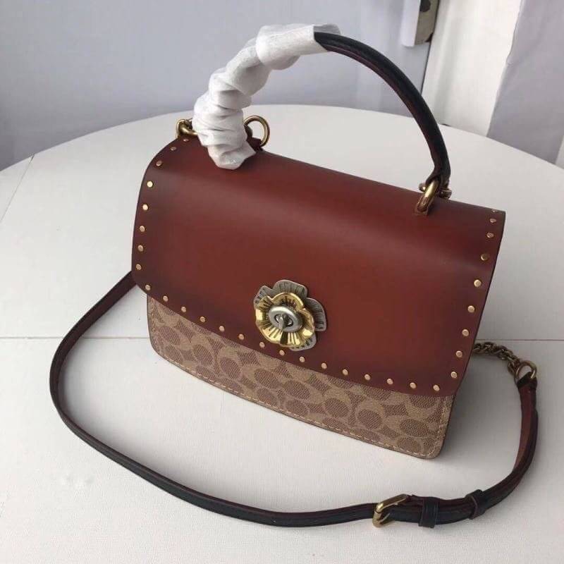 Coach Parker Top Handle In Signature Canvas With Rivet สินค้าใหม่ทรงน่ารัก ใช้แล้วดูแพงมากกก มีช่องใส่ขนาดกว้าง ใส่ของได้จำนวนมาก แถมยังสามารถถือเก๋ๆ แบบคุณนาย หรือสะพายเป็น crossbody ก็ได้ โดดเด่นด้วยลายsignature coach ใครยังไม่มีห้ามพลาดดดเลยนะ ของสวยจร