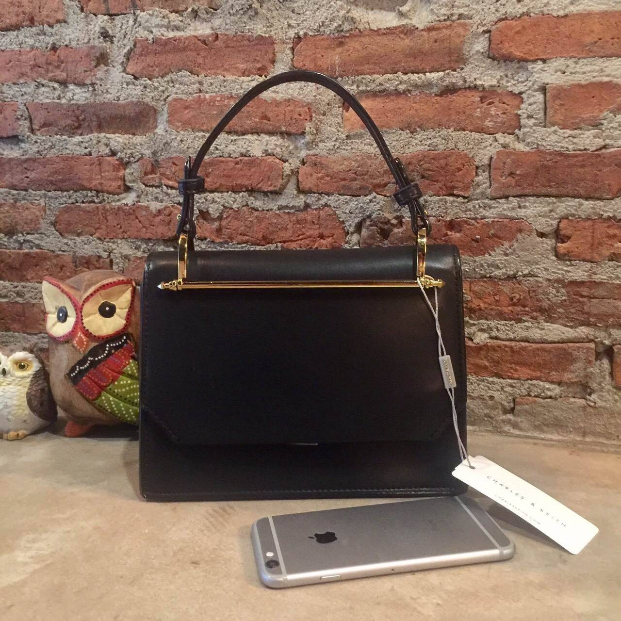 Charles&Keith Structured Handbag New Collection 2018 ดีไซน์เก๋มากๆค่ะ ประดับด้วยแถบสีทองด้านหน้ากระเป๋า เหมาะกับสาวๆที่ต้องการความเรียบหรูและคล่องตัว ปรับฟังก์ชั่นการใช้งานได้หลายแบบ ไม่ว่าจะคล้องแขน สะพานข้าง หรือถอดสายออกถือเป็นคลัชออกงานได้เลยจ้า เริสส