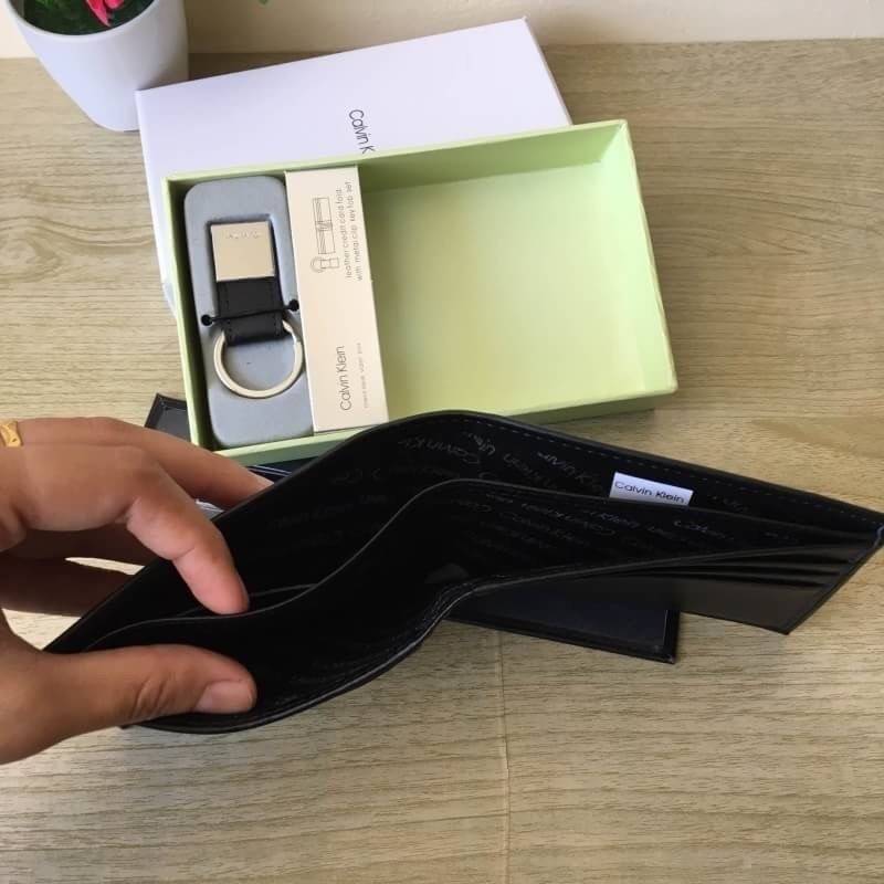 Calvin Klein leather credit card fold with metal clip key fob set กระเป๋าสตางค์ใบสั้น และ ที่ใส่บัตรย่อย และพวงกุญแจ set สุดคุ้มมอบให้เป็นของขวัญหรือใช้เองก็แนะนำค่ะ set นี้มาเท่าไรก็หมดคะ รีบจับจองนะคะ มาพร้อมถุงกระดาษแบรนด์ด้วยนะคะ