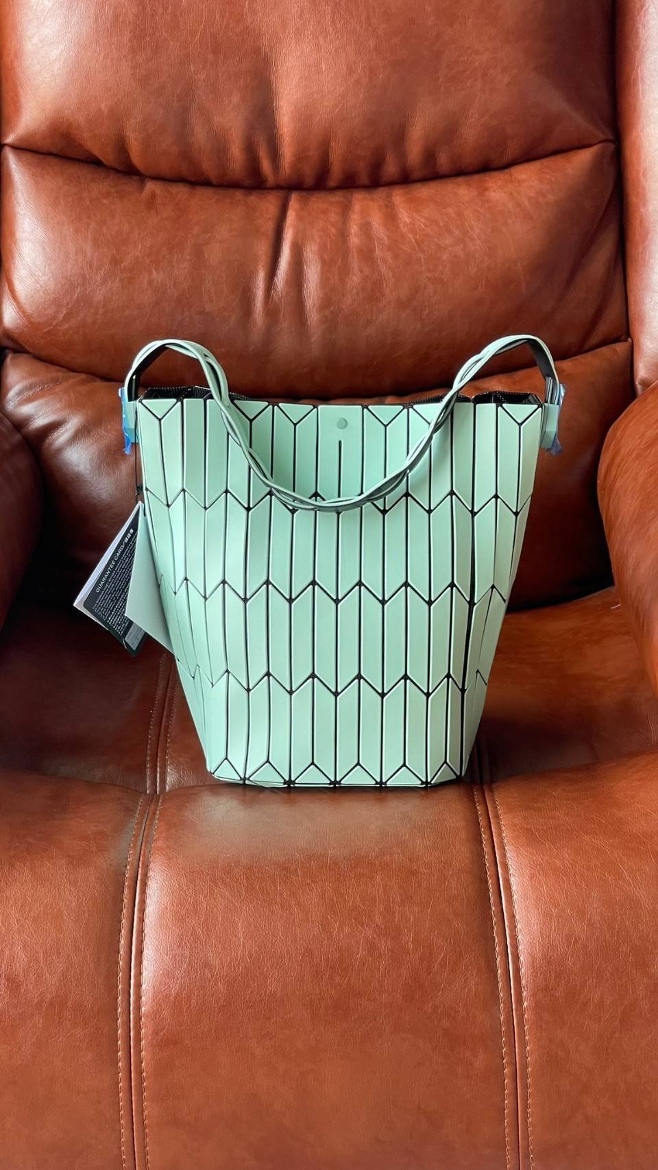 Baobao Issey Miyake Large Bucket กระเป๋าบัคเก็ตขนาดใหญ่สามารถใช้ใส่ร่มพับได้หรือขวดน้ำขนาดเล็กได้ ซีรีย์ใหม่นี้มีจุดเด่นที่แผ่นรูปทรงสี่เหลี่ยมด้านขนานในแนวตั้ง