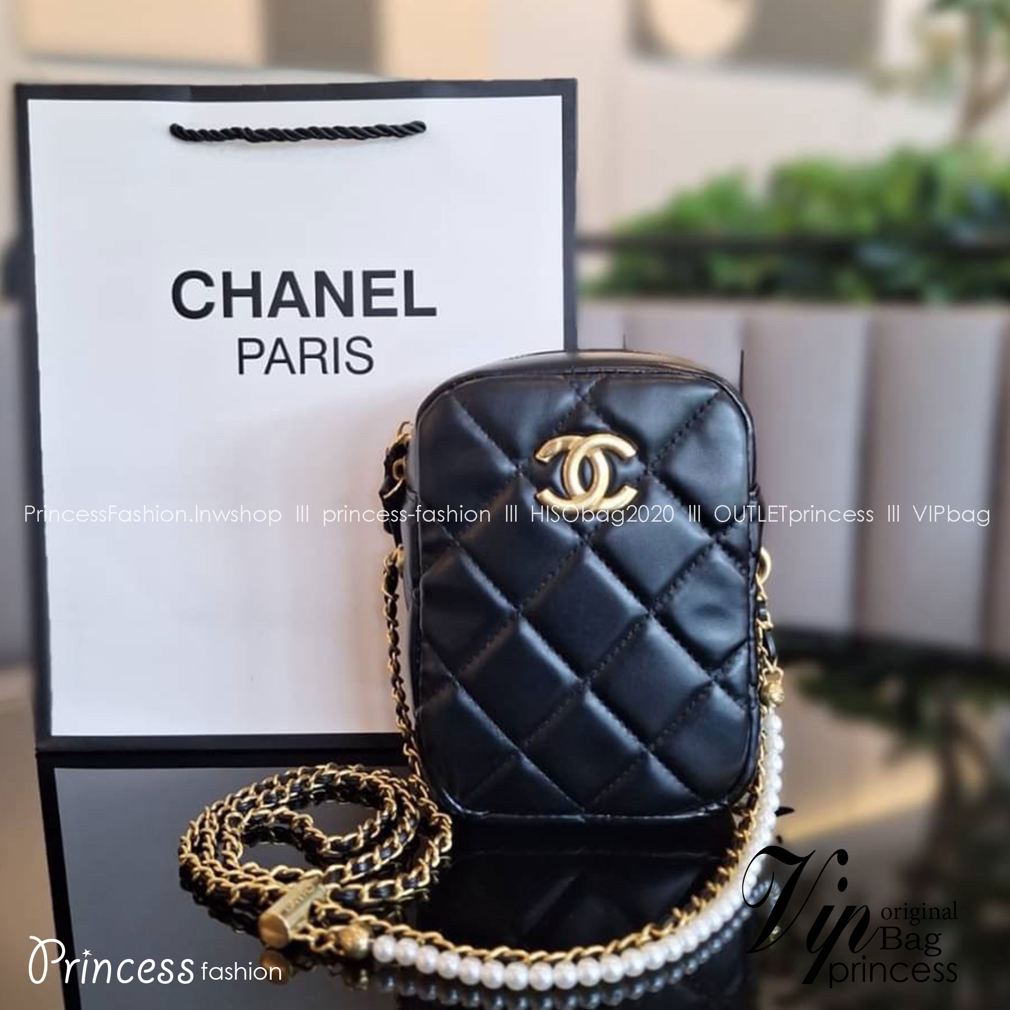 กระเป๋าสะพายข้างทรงยอดนิยม สวยหรู CHANEL VIP แบรนด์ดัง ตัวกระเป๋าหนังนิ่ม ขนาดกำลังน่ารัก อะไหล่ทองเข้มวินเทจ ด้านหน้าประดับโลโก้แบรนด์สีทอง