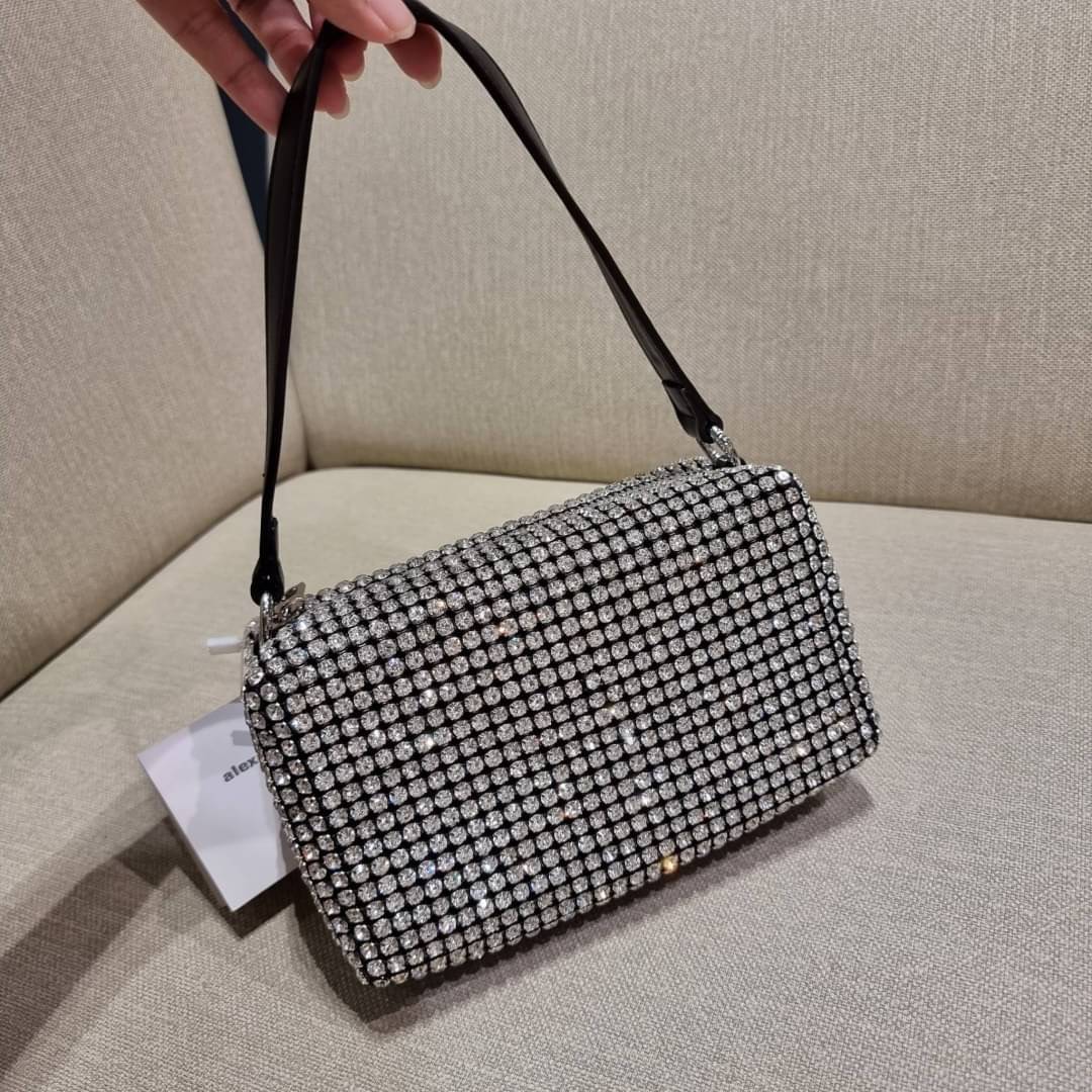 ALEXANDER WANG HEIRESS POUCH IN RHINESTONE MESH จัดให้แบบสุดตัว กับไอเท็มที่สาวๆต่างเรียกร้อง กับกระเป๋าพอชตกแต่งพลอยเทียม หรูหรา โดดเด่น ดูแพง ด้วยการตัดเย็บเรียงร้อยลงบนตาข่ายเนื้อละเอียด ทำให้ดูดีมีราคางดงามจริงๆ เปิด-ปิดด้วยซิป ขนาดกำลังสวย ภายในเป็นช