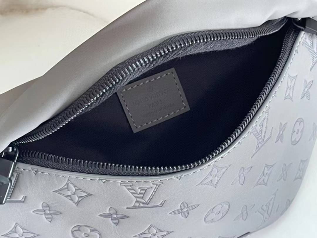 LV Discovery Bumbag Gray Monogram Shadow Kalbsleder / LV Belt Bag เกรดใช้งานสลับใบจริงได้ เทพออริจินอล เนื้องานสวยงาม หนังแท้ ใช้ได้ทั้งชายหญิง ภาพสินค้าถ่ายจากงานขายจริงใช้งานต่างประเทศได้