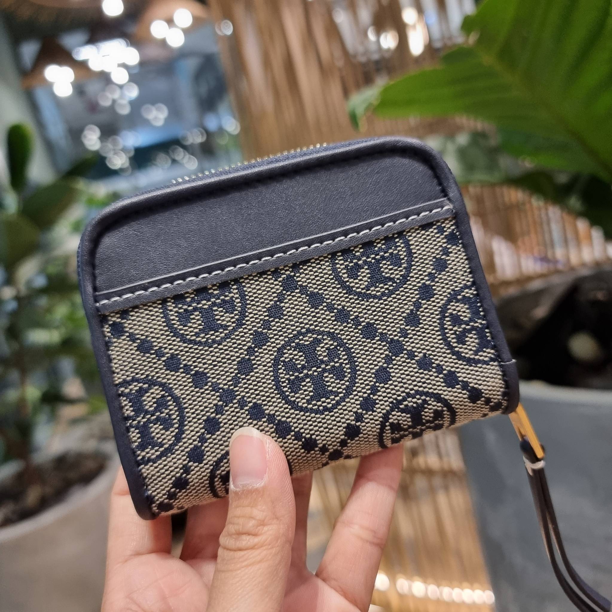 TORY BURCH T MONOGRAM ZIP COIN CASE จัดไปเลยจ้า กับกระเป๋าสตางค์รับทรัพย์ ใบสั้น สวยหรู ขนาดเหมาะมือ ถือแล้วขับผิว วัสดุผ้า jacquard ตัดสลับหนังแท้ รูดเปิด-ปิดด้วยซิป ภายในมีช่องใส่บัตร ใบนี้ใส่เหรียญ ใส่ธนบัตรได้ (พับ) พกพาได้สะดวก ไม่กินพื้นที่กระเป๋าใบ