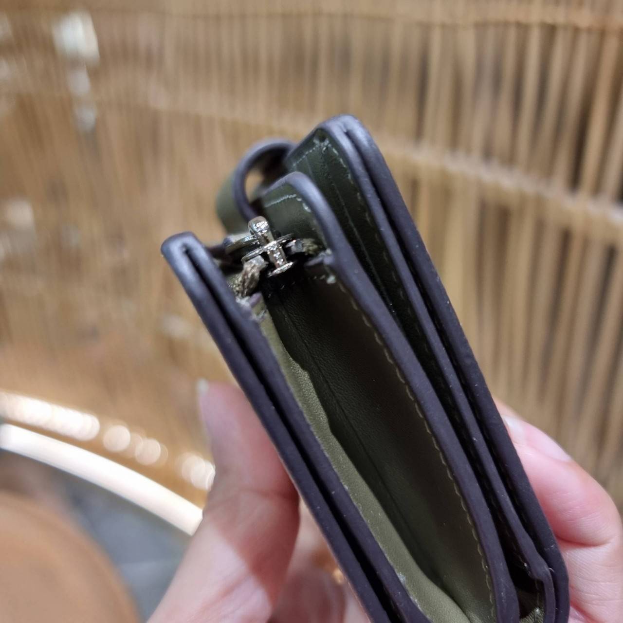 COACH C0082 MEDIUM CORNER ZIP WALLET IN SIGNATURE CANVAS ดีไซน์ใหม่ล่าสุด!! กระเป๋าสตางค์ใบกลาง 👛 ขนาดกำลังเหมาะมือ วัสดุหนังแคนวาสเคลือบลาย ดูแลรักษาง่าย มีช่องใส่บัตรและธนบัตรครบ และช่องซิปแยกไว้ใส่เหรียญ ครบเซ็ทแบบนี้เหมาะส่งต่อเป็นของขวัญที่สุ