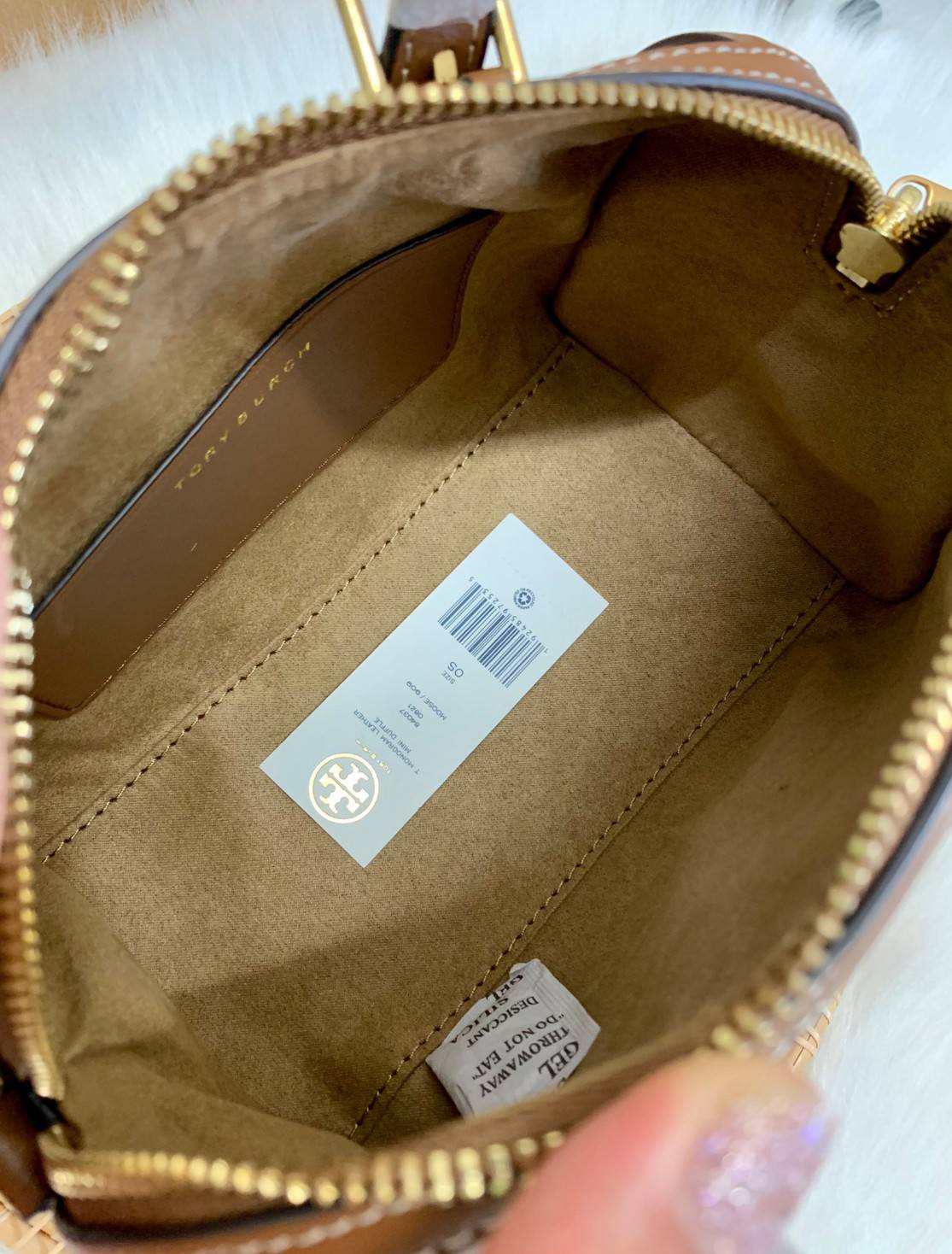 TORY BURCH T Monogram Color-block Barrel Duffle พร้อมส่งที่ไทย สวยก่อนใคร มี2ขนาด ไม่มีคือพลาดจร้าา😘 ✔️กระเป๋าทรงหมอน วัสดุหนังแท้ชั้นดีที่สุด หนังเรียบนิ่มสวย ✔️เปิดปิดกระเป๋าด้วยซิปคู่แบบมีหนังห้อย ภายในกว้างมากสำหรับไซด์นี้ หายห่ว