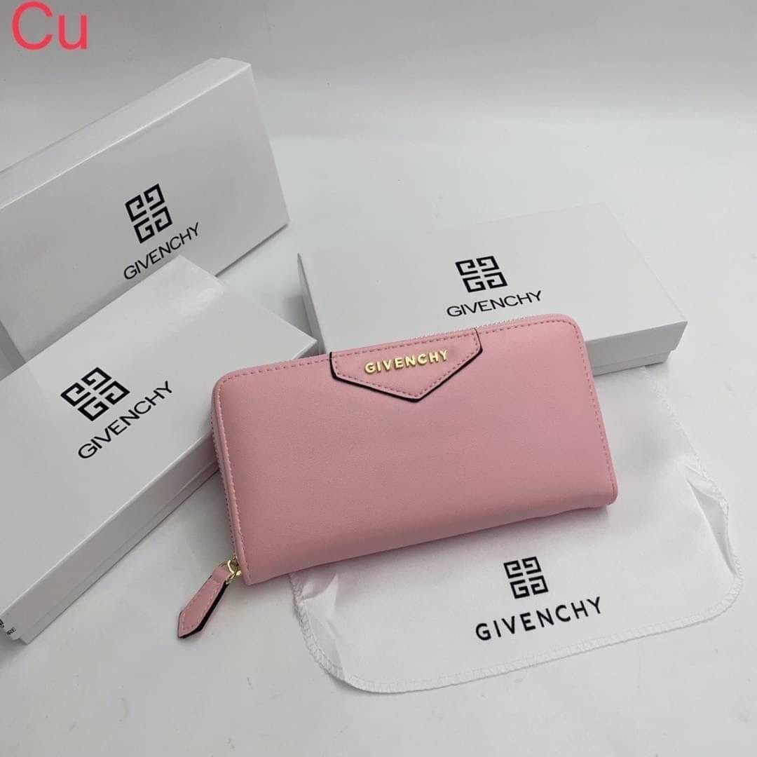 GIVENCHY Long Wallet Zip-around กระเป๋าสตางค์ยาวจีวองชี ซิปรอบ ภาพถ่ายจากงานขายจริง Inside bill slots card slots center zip pocket.