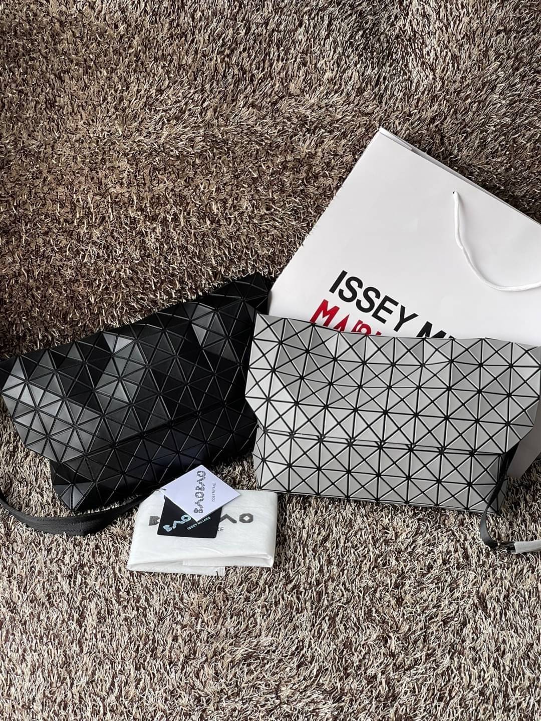 Baobao Issey Miyake Prism Sac ชาวมินิมอลทั้งชายและหญิงต้องถูกใจรุ่นนี้ เพราะ Prism Sac เป็นกระเป๋าแบบ unisex ที่มาพร้อมกับความเรียบง่ายของวัสดุเนื้อแมตต์ แต่ให้ลุคสไตล์เท่แบบคูลๆ โดดเด่นด้วยดีไซน์ที่ออกแบบมาให้ใช้งานที่ง่าย ตอบโจทย์ทุกสถานการณ์ฝาพับแบบเปิ
