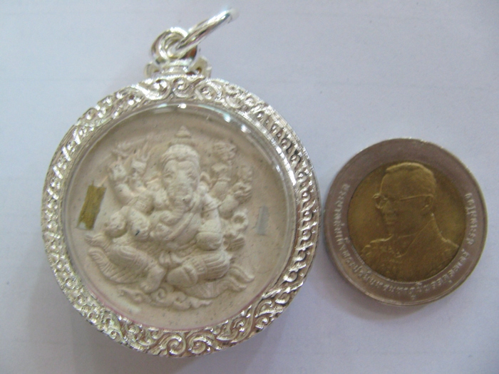 เหรียญหลวงปู่ศุขนั่งบนพระราหูอมจันทร์หลังพระพิฆเนศเลี่ยมเงินไมครอนค่ะ