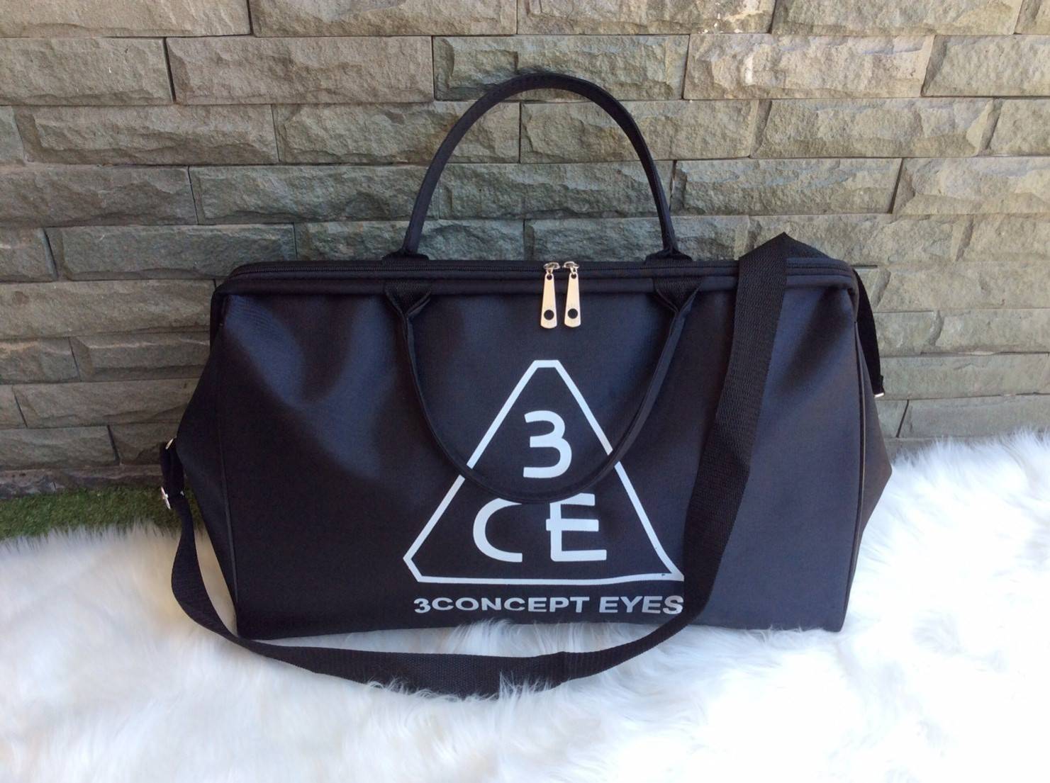 Don't Miss! กระเป๋าเดินทางแบรนด์ดัง 3CE ของแท้จากเกาหลีวัสดุ NYLON เนื้อหนาสีดำสกรีนโลโก้ 3CE ด้านหน้า หูหิ้วหนังแข็งแรงสะพายไหล่ได้ ใบใหญ่จุใจใส่เสื้อผ้า รองเท้าของใช้ได้เยอะ น้ำหนักเบา ดูแลรักษาทำความสะอาดง่าย เปิดปิดด้วยซิปสะดวกใช้ ภายในมีช่องเล็ก