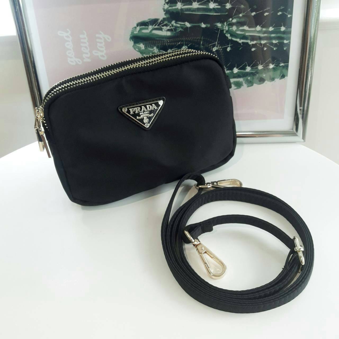 งานพรีเมี่ยมกิ้ฟ จากเคาเตอร์ต่างประเทศ จากแบรนด์ PRADA กับรุ่นขายดี ที่รอคอย Prada 3 zip nylon crossbody bag เป็นกระเป๋าใบเล็ก มีด้วยกันถึง3ช่องใส่ของ ซึ่งเหมาะกับผู้หญิงอย่างเรามาก สามารถแยกของที่จะใส่ได้เลย ตัวกระเป๋าอะไหล่สีทอง ขนาดกะทัดรัด สามารถใส่ I