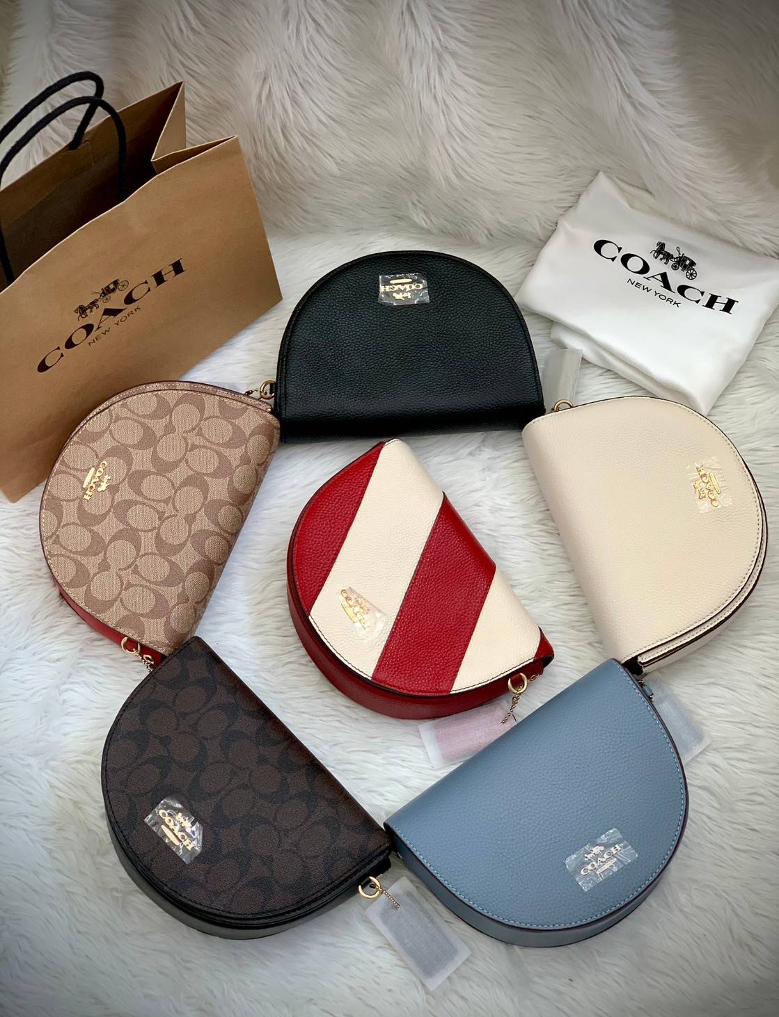 พร้อมส่งที่ไทยครบทั้ง6สีค่ะ 😘 Coach Ellen Crossbody In Signature ((C1432)) กระเป๋าทรงฮาฟมูนรูปทรงคลาสสิก ออกแบบให้มีลักษณะโค้งมน ไม่ดูเป็นทรงแข็งจนเกินไป ดีไซน์และสีของกระเป๋ายังเรียบง่าย เข้าได้กับทุกชุด สะพายครอสบอดี้ร์//สะพายข้าง หรือถือแบบคลัท