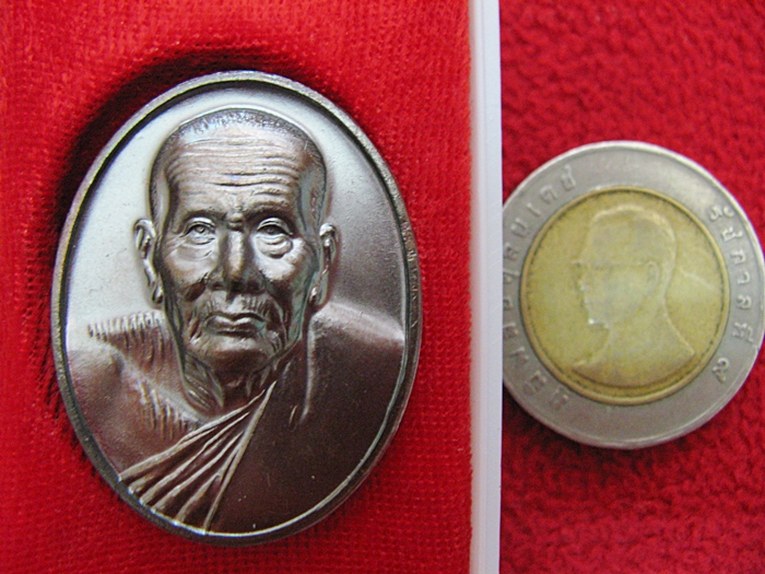 สินค้าหมดค่ะ เหรียญหลวงพ่อทวด ปลุกเสกเสาร์5 เนื้อมันปูพิมพ์ใหญ่ ปี2553 พร้อมกล่องเดิมค่ะ