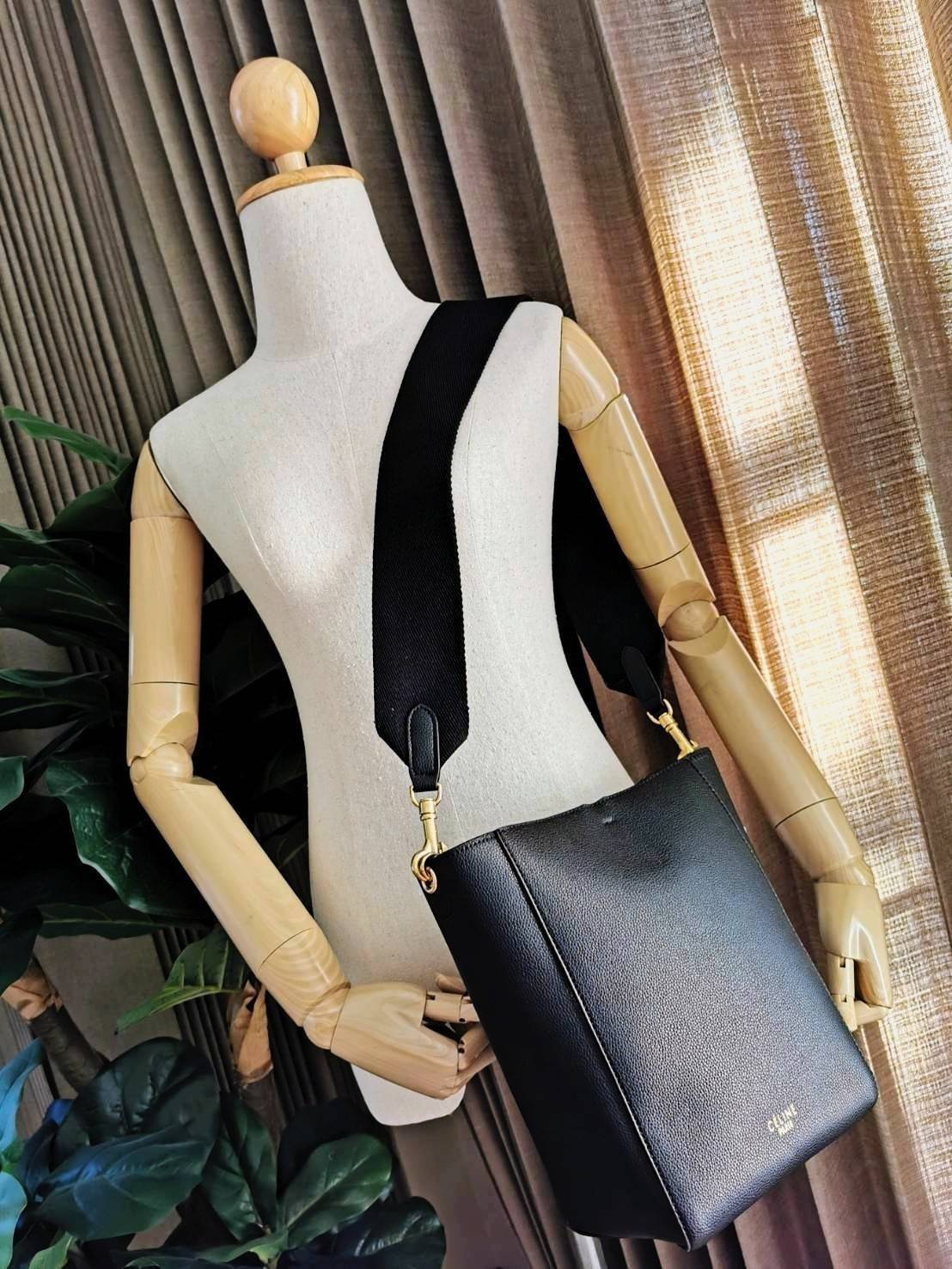 CELINE TRIOMPHE BUCKET BAG VIP GIFT WITH PURCHASE (GWP) พรีเมี่ยมกิ๊ฟ Limited Edition จาก CELINE PERFUME DUTY FREE COUNTER วัสดุหนังแท้ CALFSKIN ดีไซน์ทรง Bucket ขนาดกำลังดี มาพร้อมใบเล็กด้านในแยกใช้ได้ น้ำหนักเบา ภายในกว้างใส่ของใช้ได้เยอะพร้อมสายสะพายให