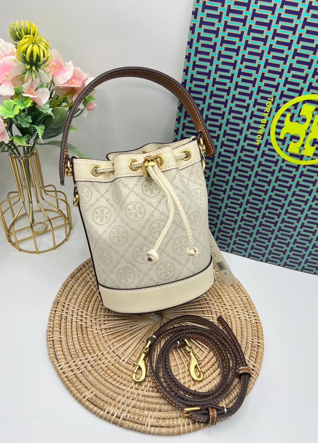 TORY BURCH Mini T Monogram Bucket Bag / Tory Mini Bucket Bag กระเป๋าทรงบัคเก็ต ไซส์มินิสุดคลาสสิก กระเป๋าทรงขนมจีบ