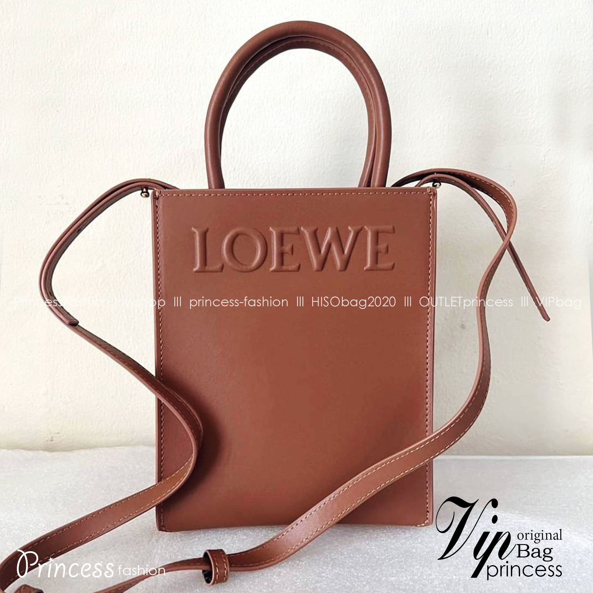 LOEWE Tote Leather Bag พร้อมส่ง กระเป๋าทรงโท้ทหนังเรียบสวยอยู่ทรงด้านหน้ามีโลโก้แบรนด์ หูจับแข็งแรงมาพร้อมสายสะพายหนังเรียบยาวปรับระดับได้จะถือหรือสะพายไหล่สะพายเฉียงก็ดูดี