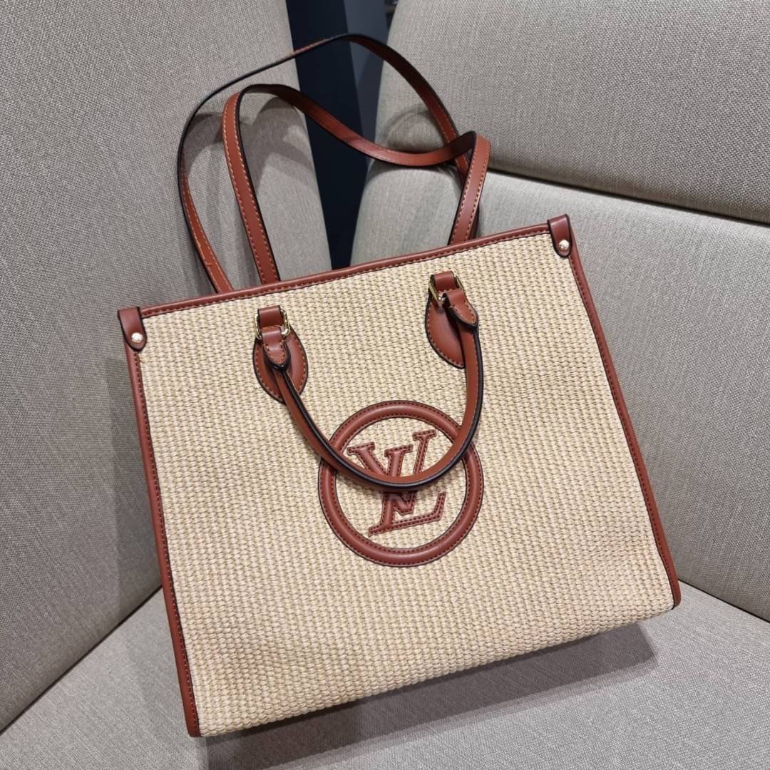 VIP 🥂 LV RAFFIA TOTE BAG ไอเท็มเอ็กซ์คลูซีพใหม่ล่าสุดก่อนใคร กระเป๋าสะพายใบใหญ่รุ่นลิมิเต็ด หายาก ด้วยวัสดุสังเคราห์จากธรรมชาติ สานเต็มใบออกมาเป็นลวดลายสวยงาม และยังโดดเด่นด้วยโลโก้ สีโทนอุ่น ทำให้ไอเท็มนี้ ดูดีน่าค้นหา ด้วยทรงโท้ทที่ทำให้สามารถจั