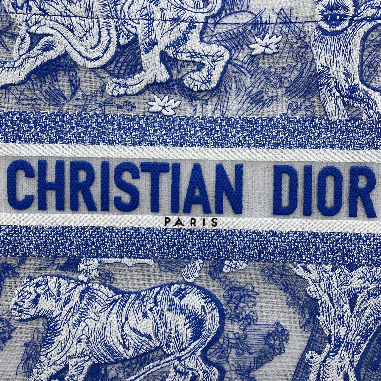 DIOR Book Tote Fluorescent Blue Toile de Jouy Reverse Embroidery เกรดออริจินอล ภาพสินค้าถ่ายจากงานขายจริงใช้งานต่างประเทศได้