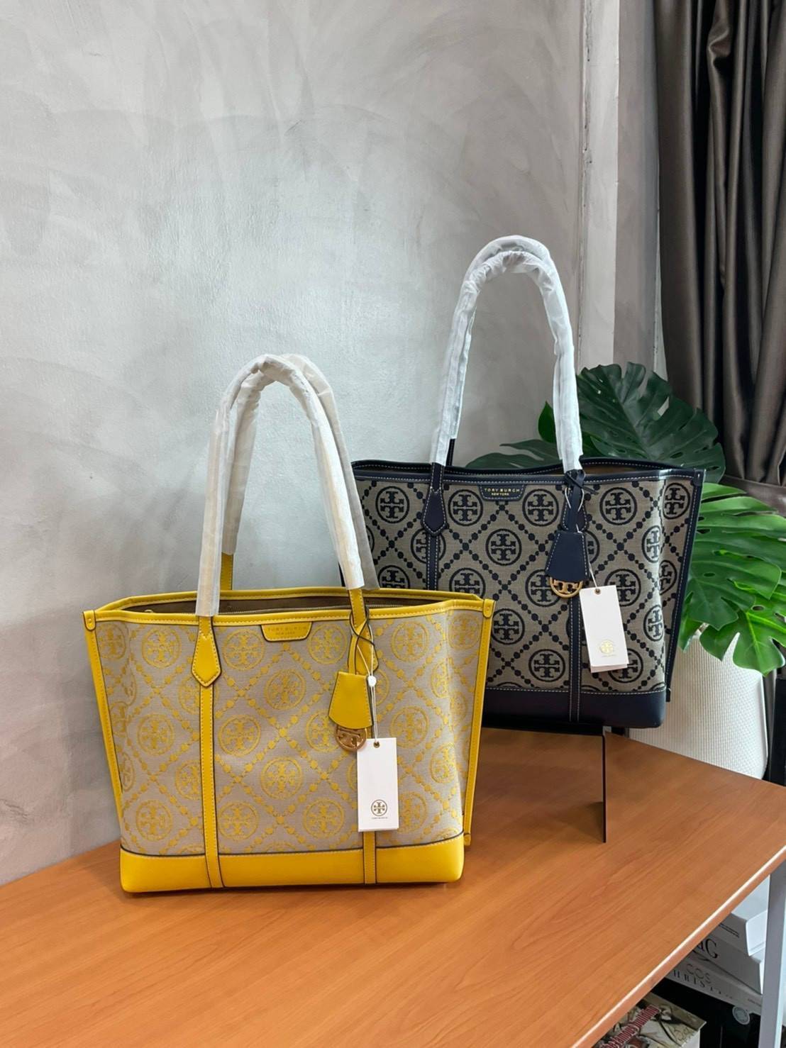 TORY BURCH T MONOGRAM TRIPLE - COMPARTMENT TOTE กระเป๋า/สะพายไหล่ทรง SHOPPING BAG วัสดุผ้าผ้าแคสวาสปักลายสัญลักษณ์แบรนด์ ตั้งอยู่ทรง สวยหรู ดูแพง จุของได้เยอะมาก ภายในแยกเป็น 2 ช่องหลัก 1 ช่องซิปตรงกลาง แบ่งเป็นสัดส่วนใช้งาน