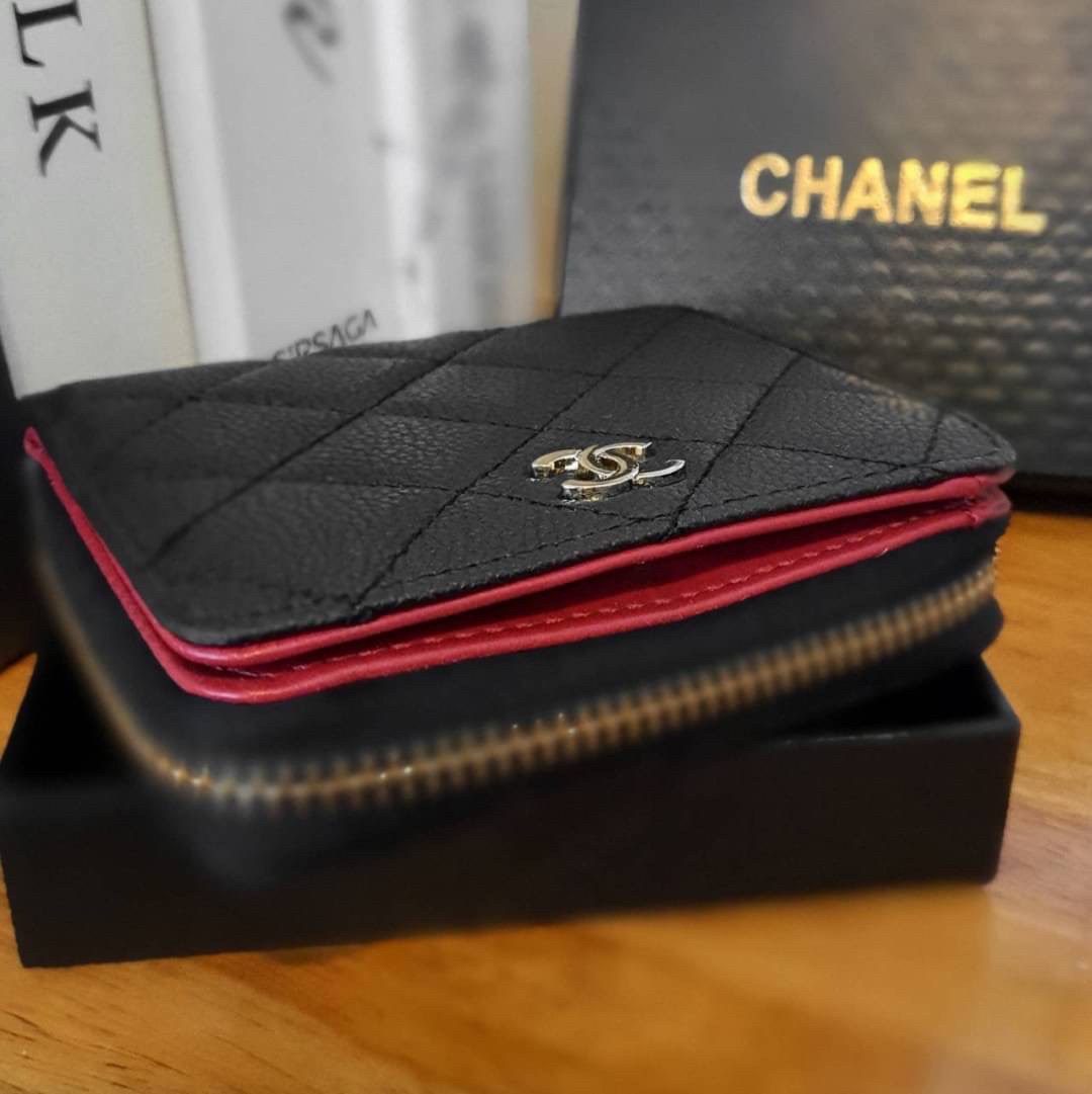 CHANEL SMALL ZIP WALLET พร้อมส่งที่ไทยแล้วค่ะ♡♡ กับ กระเป๋าสตางค์ใบสั้นรุ่นพับ แนะนำรุ่นนี้คะ งานพรีเมี่ยมกิ้ฟท์จากเค้าเตอร์ต่างประเทศ **ทรงมินิน่ารักกก หนังสัมผัสลายคาเวียร์ด้าน จากแบรนด์ CHANEL (GWP) ด้านหน้ามีโลโก้แบรนด์ CC สีทองหรู **อะไ