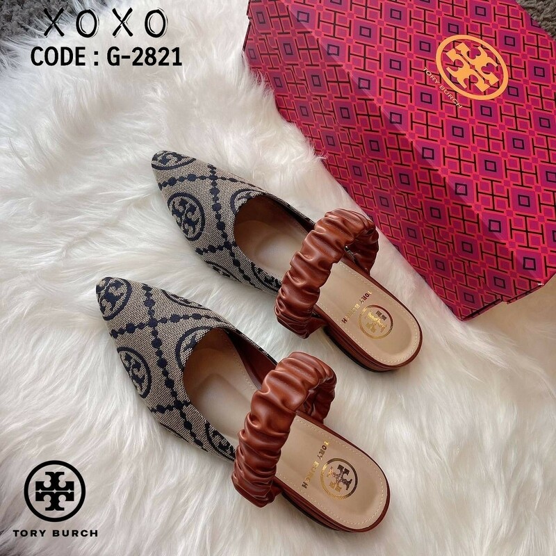 Tory Burch งานสวมหน้าวี วัสดุผ้าทอลายแบรนด์ ด้าบนแต่งสายคาดย่น สวบเก๋ รุ่นนี้ใส่แล้วขาดูเรียวยาวเพิ่มขึ้น แมทส์ชุดง่าย น้ำหนักเบา