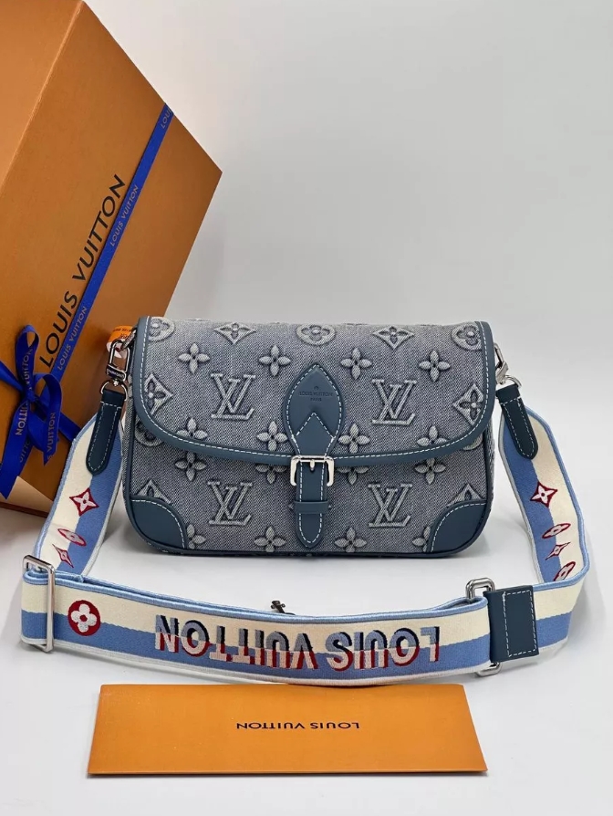 LV Diane Monogram Denim Bag กระเป๋าสะพายมัลติฟังก์ชั่นเดนิมสไตล์วินเทจ ปั้มนูนโลโก้ลายโมโนแกรม ดีไซน์ใหม่ ออกมาได้น่ารักน่าใช้มากๆ สียีนส์ซีดสวยมีเสน่ห์ -- [รับตัวแทนกระเป๋า]