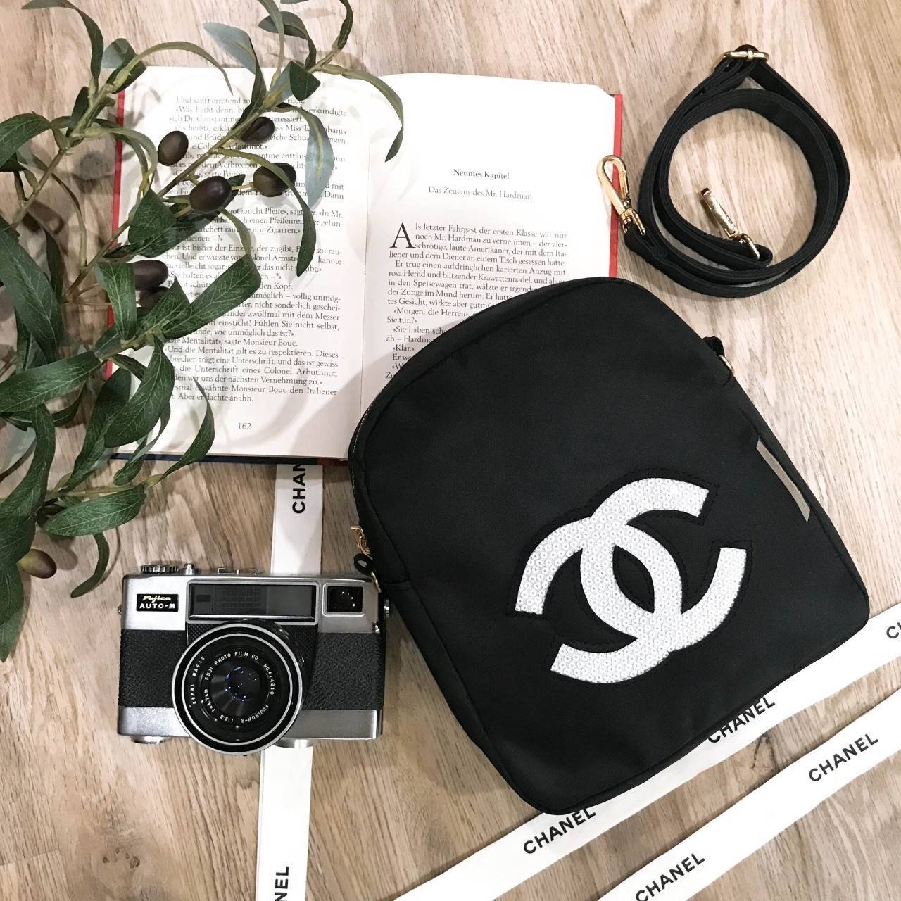 Chanel Shoulder Bag Gift With Purchase (GWP) กระเป๋าสะพายพรีเมี่ยมเเท้จาก Chanel Cosmetic Counter วัสดุ Nylon&Polyester 100% สีดำด้านหน้าประดับโลโก้แบรนด์สีขาววิ้งๆสวยหรูดูดี เปิดปิดด้วยซิป หัวซิปแบรนด์อะไหล่ทอง ซับในสกรีนโลโก้ ภายในมี1ช่องซิป กว้างและจุส