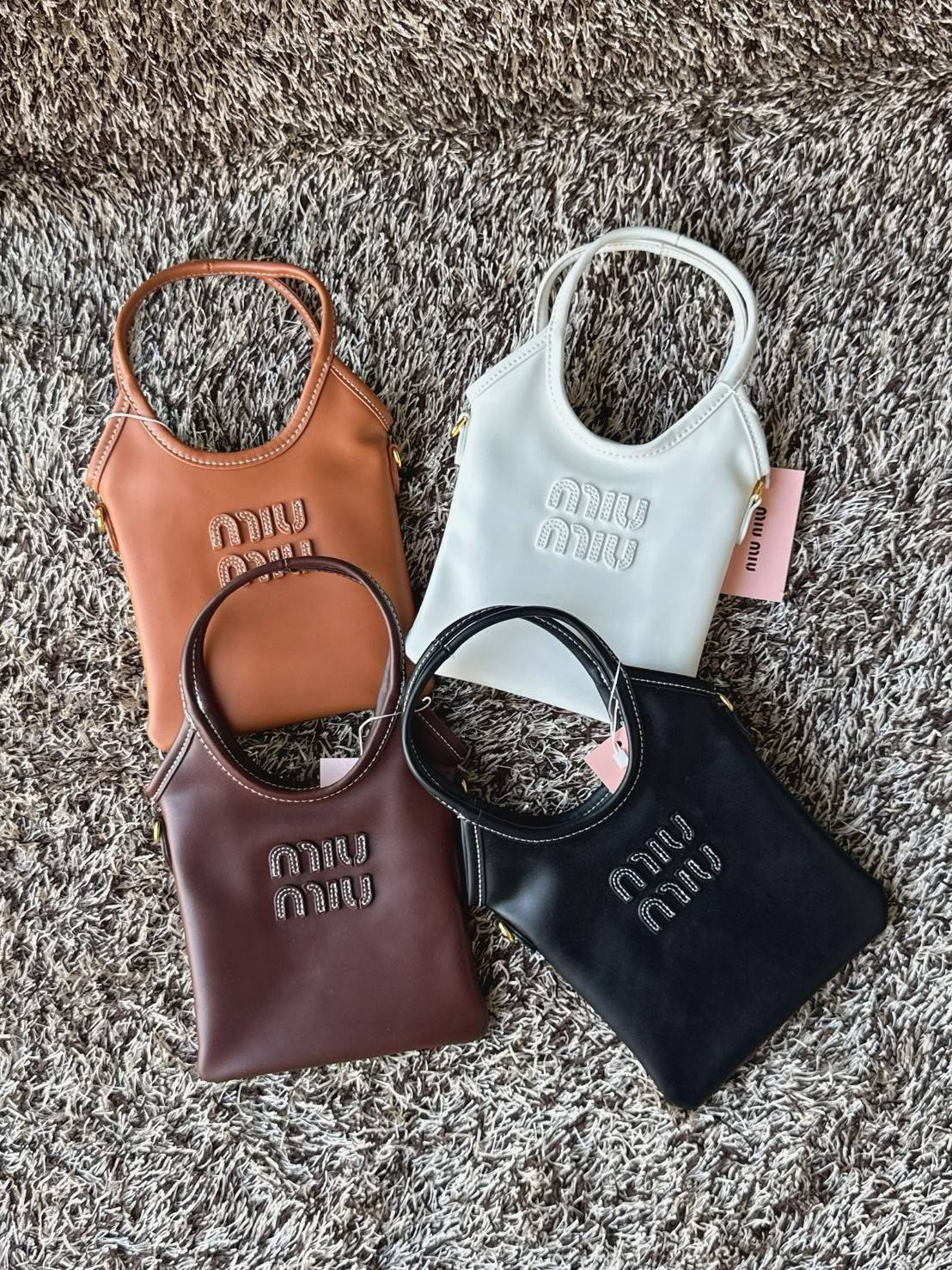 MIU MIU IVY leather handbag / Miu Miu ivy mini tote กระเป๋าสไตล์คลาสสิก มาในดีไซน์เรียบแต่โก้ ให้ลุคที่ดูเท่มั่นใจ สามารถถือและสะพายได้ จุดเด่น ที่โลโก้หนังตัวนูน ที่เสริมให้กระเป๋าดูแฟชั่นและทันสมัย